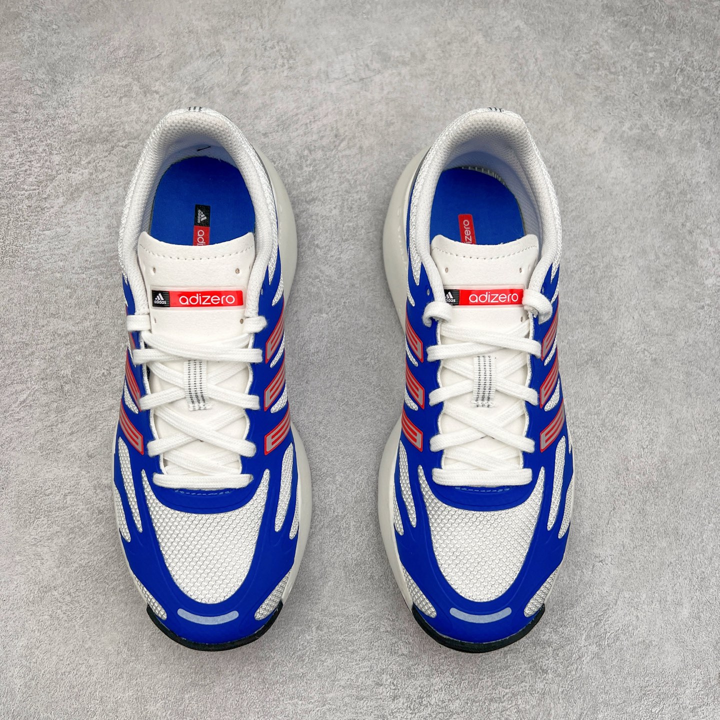 图片[2]-＃福利特价 AD Adizero Aruku 全新跑鞋 以永动机为灵感的前卫造型 以及时下流行的厚底设定 让人无比期待 “Aruku” 在日文中是行走的意思 昭示了这是一双定位于大众日常训练或慢跑的鞋款 黑、白、红三色的撞色外观 搭配街头感、现代感十足的鞋面线条勾勒 格外引人注目 搭配丰沛的全新 Swirlfoam 泡棉厚底 虽然不像顶级竞速跑鞋那般极致 但也将日常舒适和时尚颜值平衡到位 尺码：36 36.5 37.5 38 38.5 39 40 40.5 41 42 42.5 43 44 44.5 45 46-选品中心