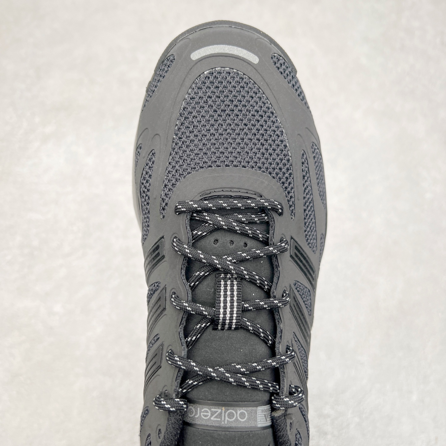 图片[4]-＃福利特价 AD Adizero Aruku 全新跑鞋 以永动机为灵感的前卫造型 以及时下流行的厚底设定 让人无比期待 “Aruku” 在日文中是行走的意思 昭示了这是一双定位于大众日常训练或慢跑的鞋款 黑、白、红三色的撞色外观 搭配街头感、现代感十足的鞋面线条勾勒 格外引人注目 搭配丰沛的全新 Swirlfoam 泡棉厚底 虽然不像顶级竞速跑鞋那般极致 但也将日常舒适和时尚颜值平衡到位 尺码：36 36.5 37.5 38 38.5 39 40 40.5 41 42 42.5 43 44 44.5 45 46-选品中心