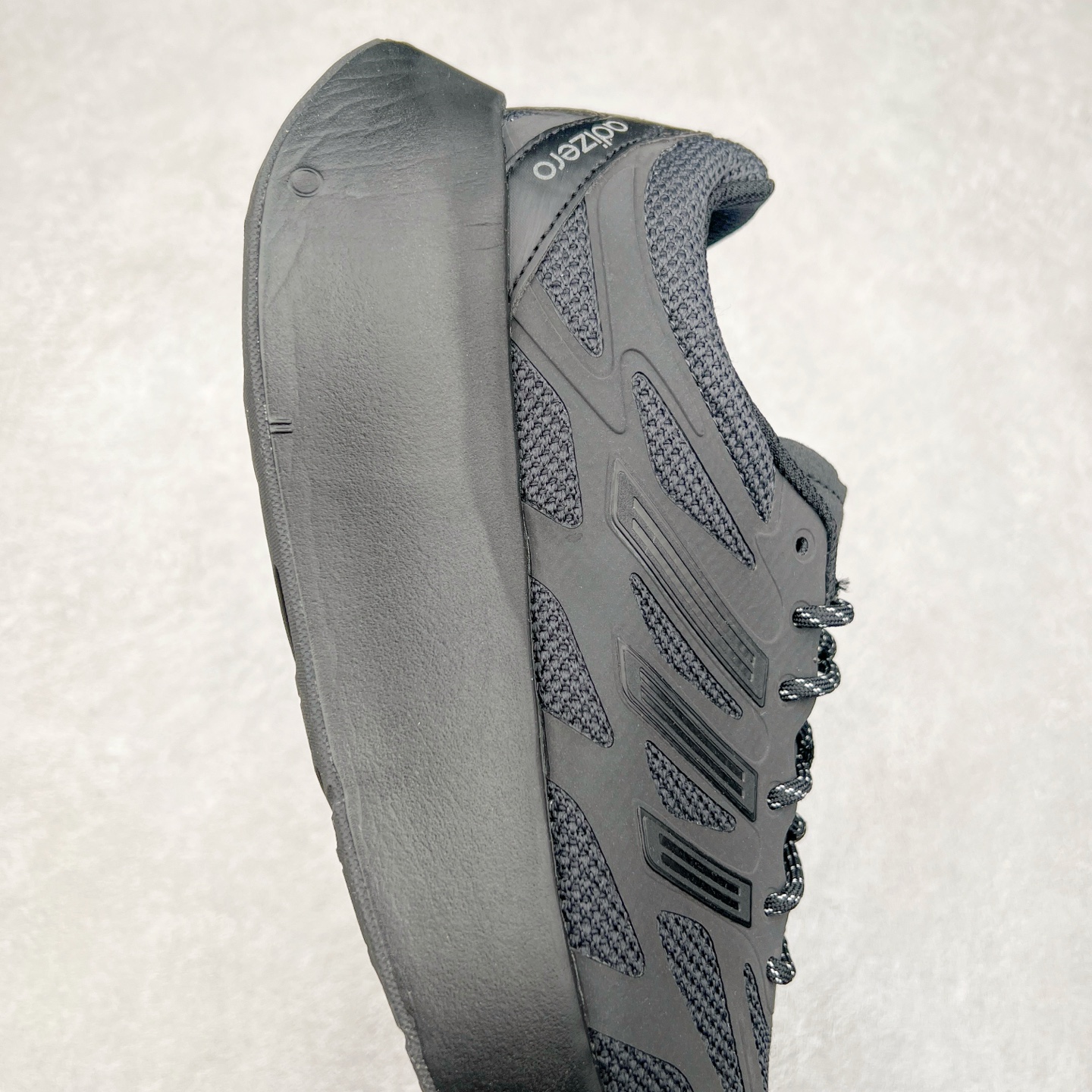 图片[6]-＃福利特价 AD Adizero Aruku 全新跑鞋 以永动机为灵感的前卫造型 以及时下流行的厚底设定 让人无比期待 “Aruku” 在日文中是行走的意思 昭示了这是一双定位于大众日常训练或慢跑的鞋款 黑、白、红三色的撞色外观 搭配街头感、现代感十足的鞋面线条勾勒 格外引人注目 搭配丰沛的全新 Swirlfoam 泡棉厚底 虽然不像顶级竞速跑鞋那般极致 但也将日常舒适和时尚颜值平衡到位 尺码：36 36.5 37.5 38 38.5 39 40 40.5 41 42 42.5 43 44 44.5 45 46-选品中心