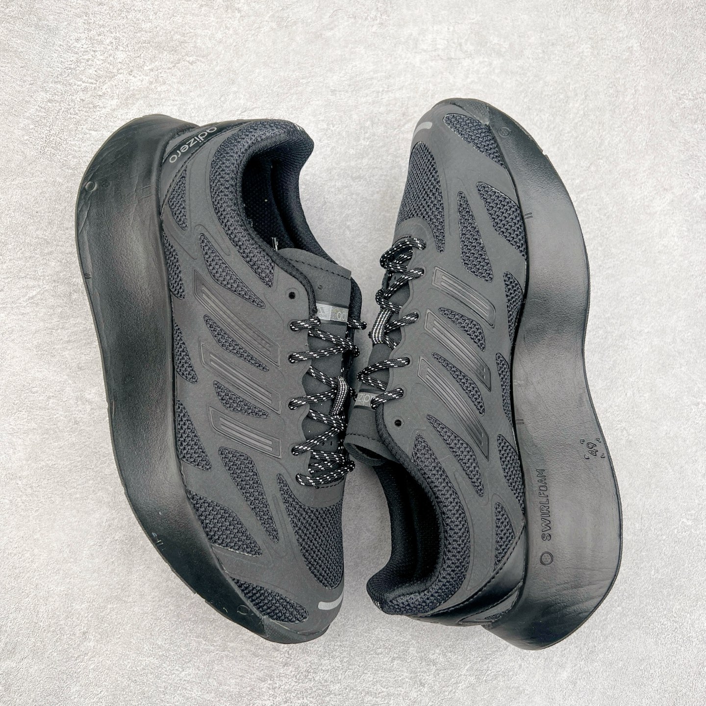 图片[3]-＃福利特价 AD Adizero Aruku 全新跑鞋 以永动机为灵感的前卫造型 以及时下流行的厚底设定 让人无比期待 “Aruku” 在日文中是行走的意思 昭示了这是一双定位于大众日常训练或慢跑的鞋款 黑、白、红三色的撞色外观 搭配街头感、现代感十足的鞋面线条勾勒 格外引人注目 搭配丰沛的全新 Swirlfoam 泡棉厚底 虽然不像顶级竞速跑鞋那般极致 但也将日常舒适和时尚颜值平衡到位 尺码：36 36.5 37.5 38 38.5 39 40 40.5 41 42 42.5 43 44 44.5 45 46-选品中心