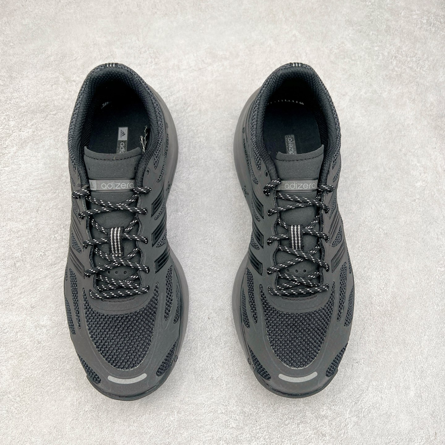 图片[2]-＃福利特价 AD Adizero Aruku 全新跑鞋 以永动机为灵感的前卫造型 以及时下流行的厚底设定 让人无比期待 “Aruku” 在日文中是行走的意思 昭示了这是一双定位于大众日常训练或慢跑的鞋款 黑、白、红三色的撞色外观 搭配街头感、现代感十足的鞋面线条勾勒 格外引人注目 搭配丰沛的全新 Swirlfoam 泡棉厚底 虽然不像顶级竞速跑鞋那般极致 但也将日常舒适和时尚颜值平衡到位 尺码：36 36.5 37.5 38 38.5 39 40 40.5 41 42 42.5 43 44 44.5 45 46-选品中心