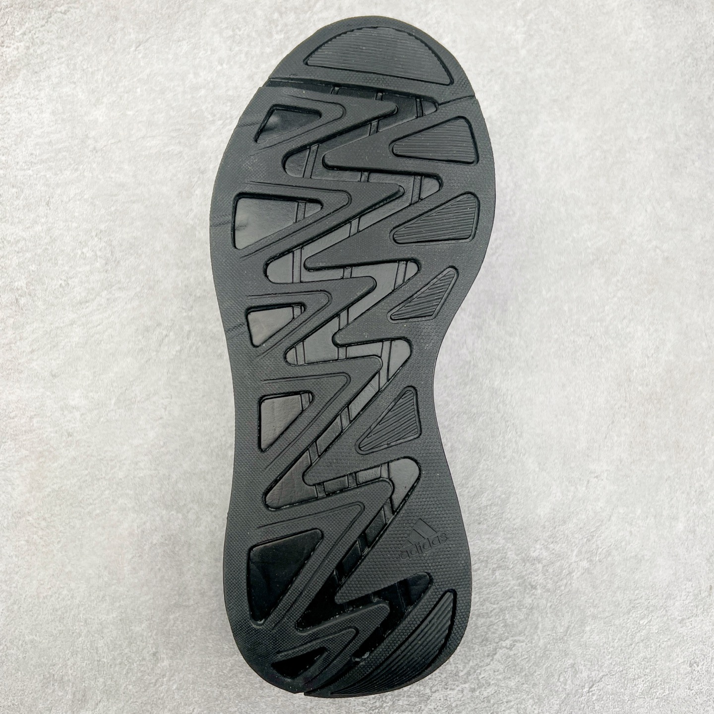 图片[9]-＃福利特价 AD Adizero Aruku 全新跑鞋 以永动机为灵感的前卫造型 以及时下流行的厚底设定 让人无比期待 “Aruku” 在日文中是行走的意思 昭示了这是一双定位于大众日常训练或慢跑的鞋款 黑、白、红三色的撞色外观 搭配街头感、现代感十足的鞋面线条勾勒 格外引人注目 搭配丰沛的全新 Swirlfoam 泡棉厚底 虽然不像顶级竞速跑鞋那般极致 但也将日常舒适和时尚颜值平衡到位 尺码：36 36.5 37.5 38 38.5 39 40 40.5 41 42 42.5 43 44 44.5 45 46-选品中心