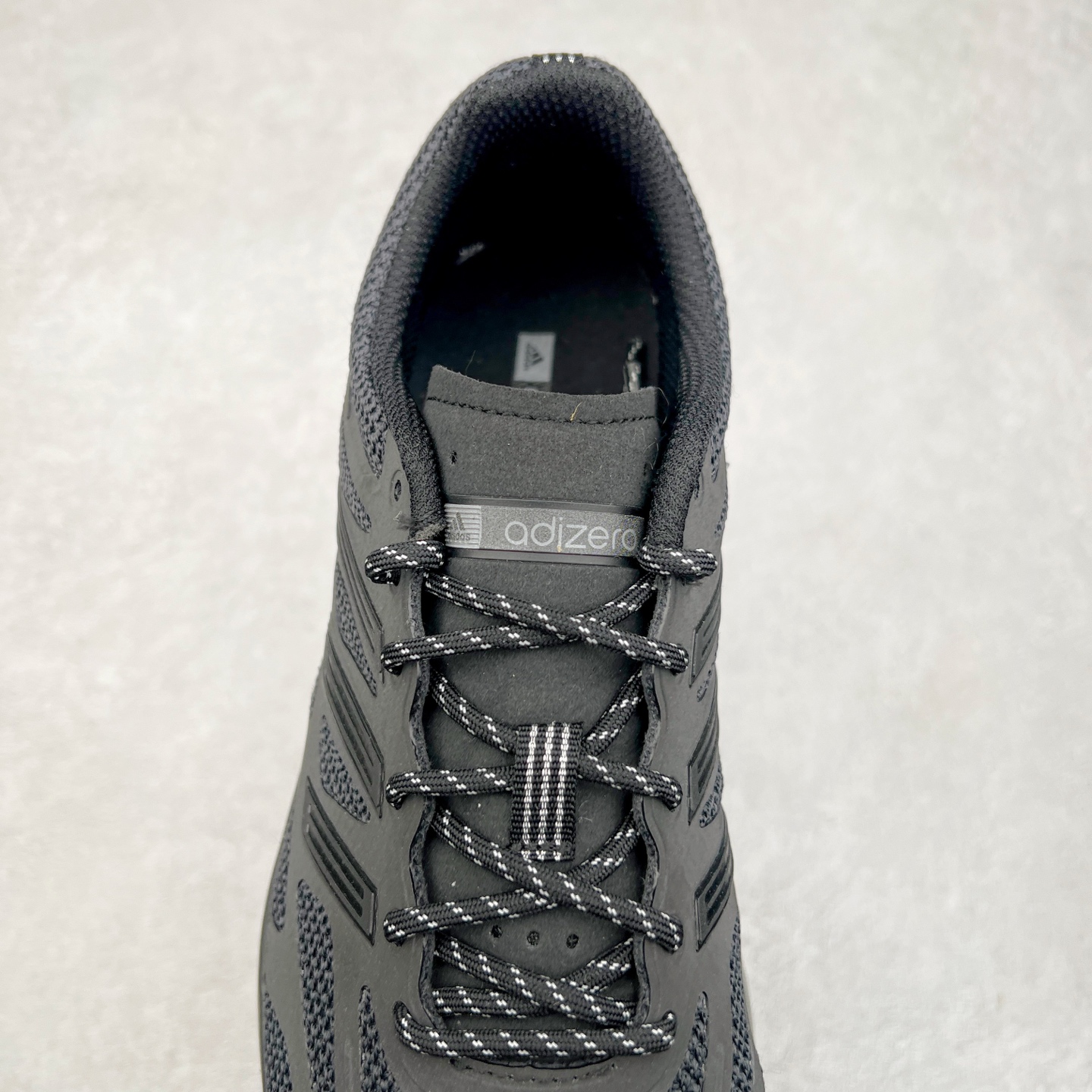 图片[5]-＃福利特价 AD Adizero Aruku 全新跑鞋 以永动机为灵感的前卫造型 以及时下流行的厚底设定 让人无比期待 “Aruku” 在日文中是行走的意思 昭示了这是一双定位于大众日常训练或慢跑的鞋款 黑、白、红三色的撞色外观 搭配街头感、现代感十足的鞋面线条勾勒 格外引人注目 搭配丰沛的全新 Swirlfoam 泡棉厚底 虽然不像顶级竞速跑鞋那般极致 但也将日常舒适和时尚颜值平衡到位 尺码：36 36.5 37.5 38 38.5 39 40 40.5 41 42 42.5 43 44 44.5 45 46-选品中心