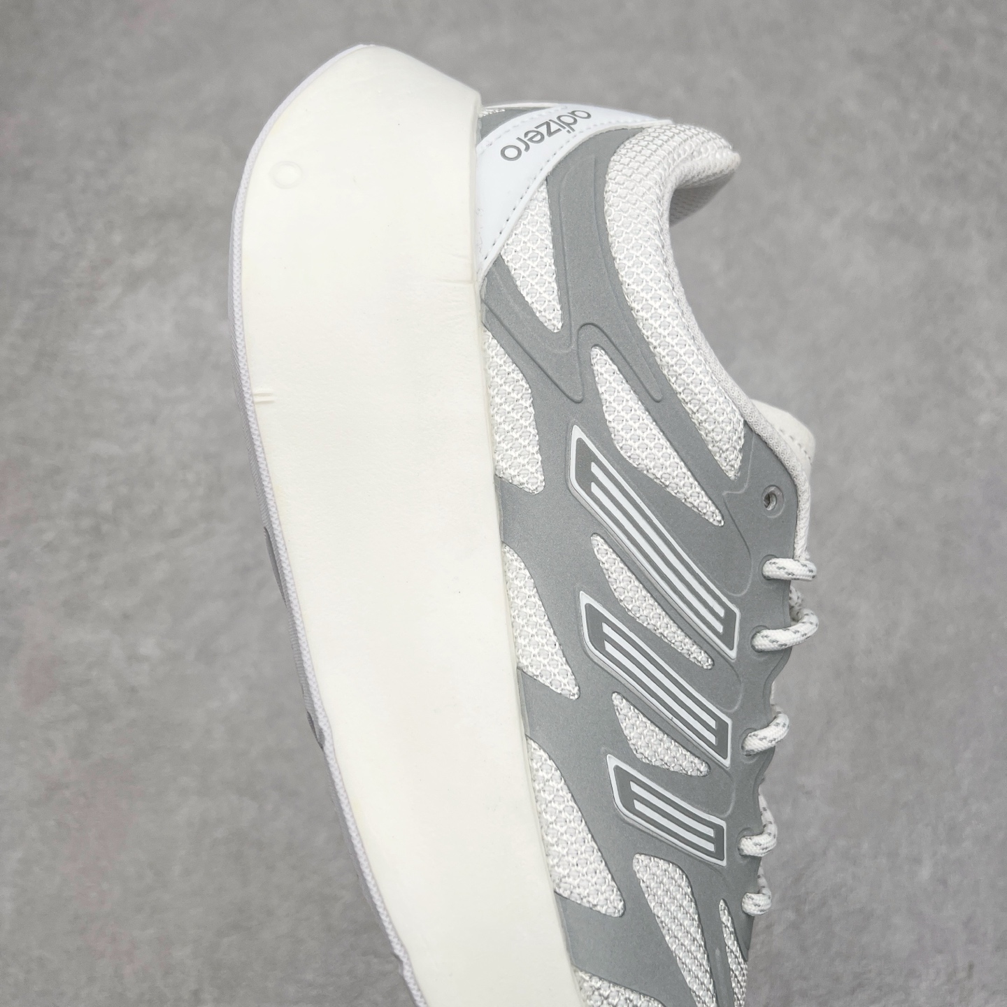 图片[6]-＃福利特价 AD Adizero Aruku 全新跑鞋 以永动机为灵感的前卫造型 以及时下流行的厚底设定 让人无比期待 “Aruku” 在日文中是行走的意思 昭示了这是一双定位于大众日常训练或慢跑的鞋款 黑、白、红三色的撞色外观 搭配街头感、现代感十足的鞋面线条勾勒 格外引人注目 搭配丰沛的全新 Swirlfoam 泡棉厚底 虽然不像顶级竞速跑鞋那般极致 但也将日常舒适和时尚颜值平衡到位 尺码：36 36.5 37.5 38 38.5 39 40 40.5 41 42 42.5 43 44 44.5 45 46-选品中心