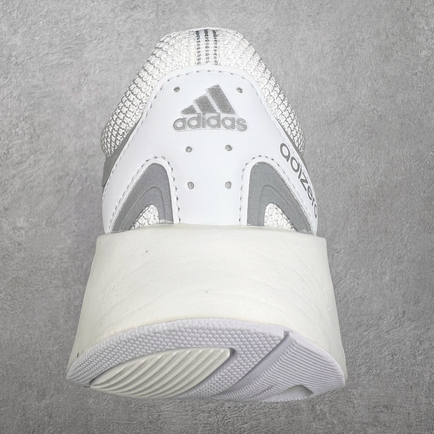 图片[8]-＃福利特价 AD Adizero Aruku 全新跑鞋 以永动机为灵感的前卫造型 以及时下流行的厚底设定 让人无比期待 “Aruku” 在日文中是行走的意思 昭示了这是一双定位于大众日常训练或慢跑的鞋款 黑、白、红三色的撞色外观 搭配街头感、现代感十足的鞋面线条勾勒 格外引人注目 搭配丰沛的全新 Swirlfoam 泡棉厚底 虽然不像顶级竞速跑鞋那般极致 但也将日常舒适和时尚颜值平衡到位 尺码：36 36.5 37.5 38 38.5 39 40 40.5 41 42 42.5 43 44 44.5 45 46-选品中心