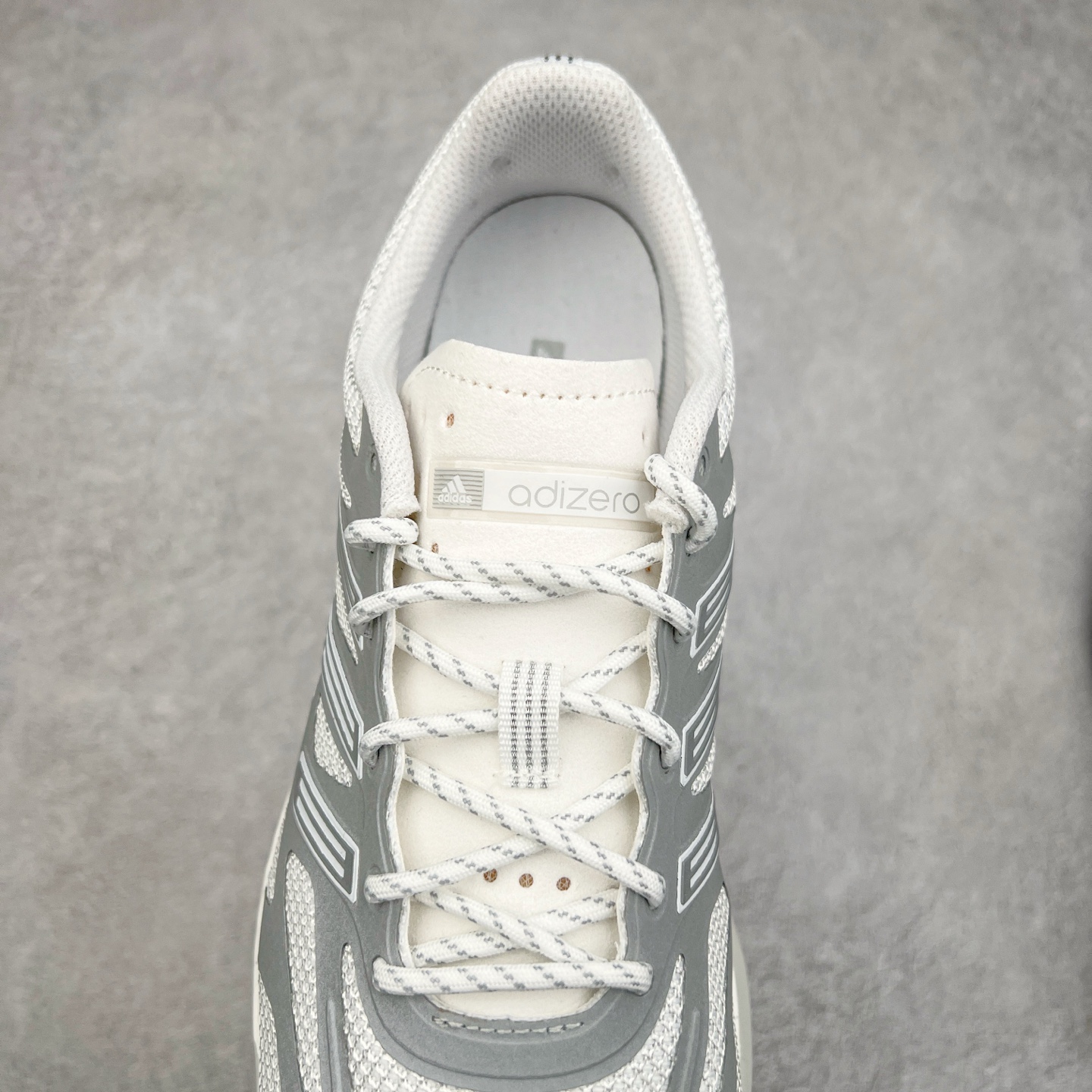 图片[5]-＃福利特价 AD Adizero Aruku 全新跑鞋 以永动机为灵感的前卫造型 以及时下流行的厚底设定 让人无比期待 “Aruku” 在日文中是行走的意思 昭示了这是一双定位于大众日常训练或慢跑的鞋款 黑、白、红三色的撞色外观 搭配街头感、现代感十足的鞋面线条勾勒 格外引人注目 搭配丰沛的全新 Swirlfoam 泡棉厚底 虽然不像顶级竞速跑鞋那般极致 但也将日常舒适和时尚颜值平衡到位 尺码：36 36.5 37.5 38 38.5 39 40 40.5 41 42 42.5 43 44 44.5 45 46-选品中心