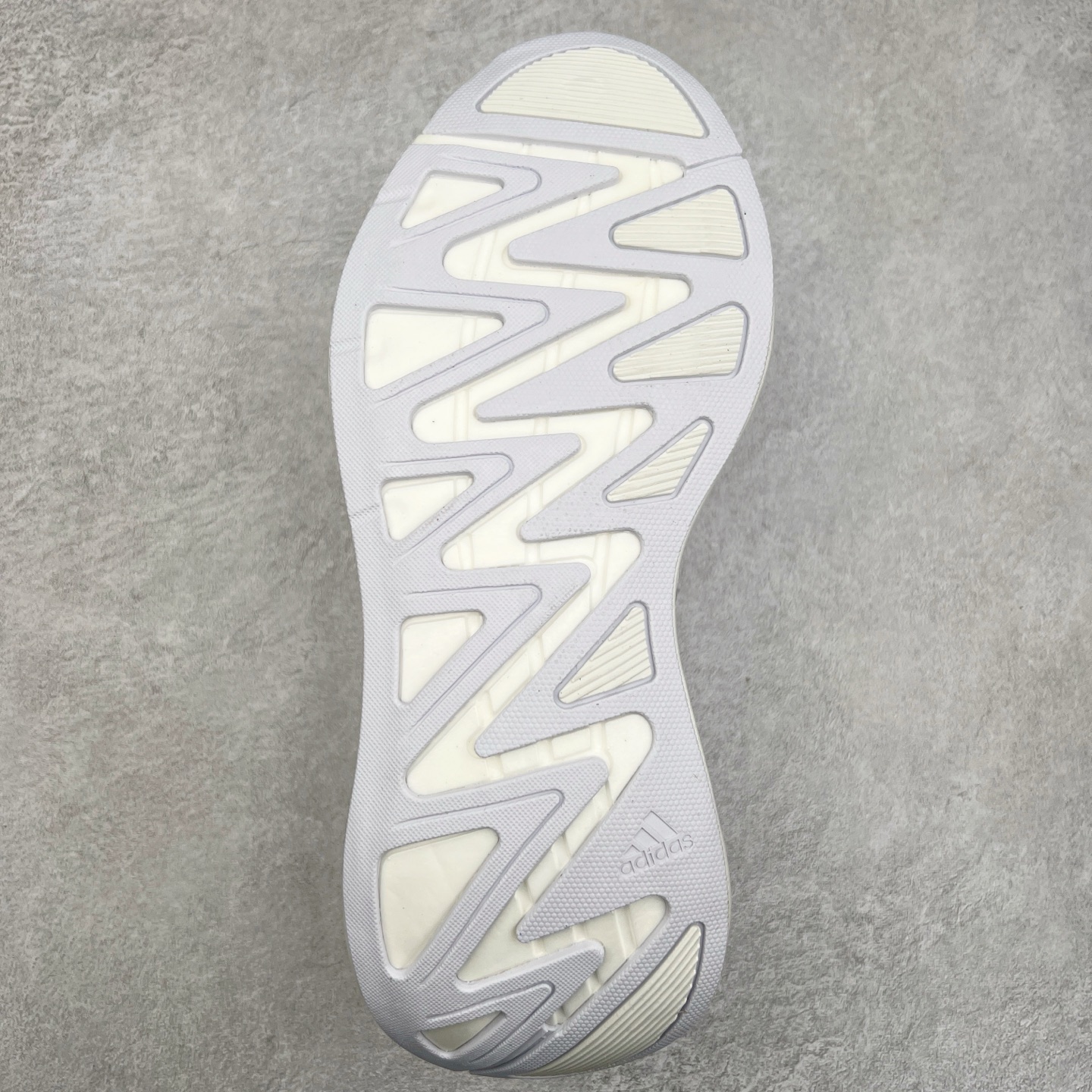 图片[9]-＃福利特价 AD Adizero Aruku 全新跑鞋 以永动机为灵感的前卫造型 以及时下流行的厚底设定 让人无比期待 “Aruku” 在日文中是行走的意思 昭示了这是一双定位于大众日常训练或慢跑的鞋款 黑、白、红三色的撞色外观 搭配街头感、现代感十足的鞋面线条勾勒 格外引人注目 搭配丰沛的全新 Swirlfoam 泡棉厚底 虽然不像顶级竞速跑鞋那般极致 但也将日常舒适和时尚颜值平衡到位 尺码：36 36.5 37.5 38 38.5 39 40 40.5 41 42 42.5 43 44 44.5 45 46-选品中心