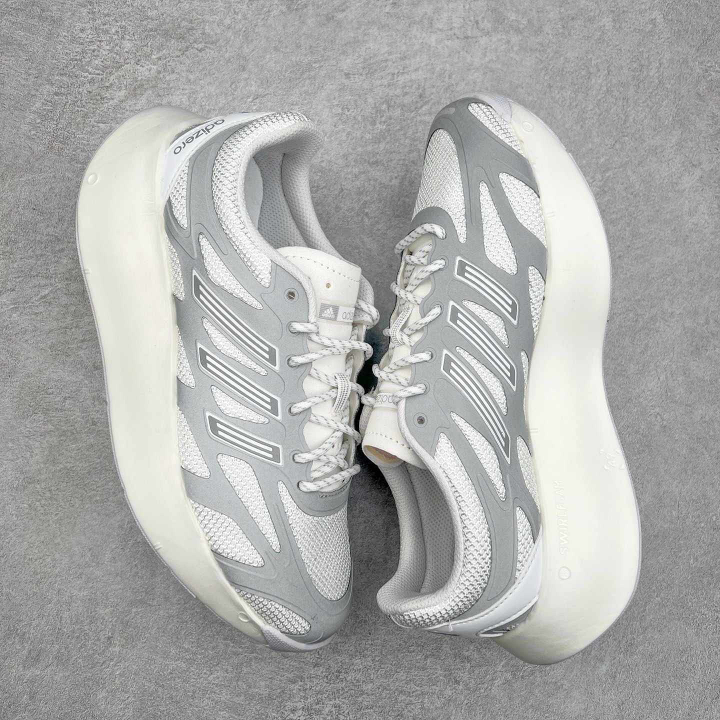 图片[3]-＃福利特价 AD Adizero Aruku 全新跑鞋 以永动机为灵感的前卫造型 以及时下流行的厚底设定 让人无比期待 “Aruku” 在日文中是行走的意思 昭示了这是一双定位于大众日常训练或慢跑的鞋款 黑、白、红三色的撞色外观 搭配街头感、现代感十足的鞋面线条勾勒 格外引人注目 搭配丰沛的全新 Swirlfoam 泡棉厚底 虽然不像顶级竞速跑鞋那般极致 但也将日常舒适和时尚颜值平衡到位 尺码：36 36.5 37.5 38 38.5 39 40 40.5 41 42 42.5 43 44 44.5 45 46-选品中心