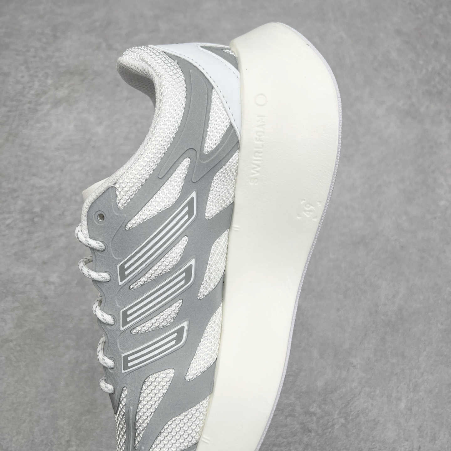 图片[7]-＃福利特价 AD Adizero Aruku 全新跑鞋 以永动机为灵感的前卫造型 以及时下流行的厚底设定 让人无比期待 “Aruku” 在日文中是行走的意思 昭示了这是一双定位于大众日常训练或慢跑的鞋款 黑、白、红三色的撞色外观 搭配街头感、现代感十足的鞋面线条勾勒 格外引人注目 搭配丰沛的全新 Swirlfoam 泡棉厚底 虽然不像顶级竞速跑鞋那般极致 但也将日常舒适和时尚颜值平衡到位 尺码：36 36.5 37.5 38 38.5 39 40 40.5 41 42 42.5 43 44 44.5 45 46-选品中心