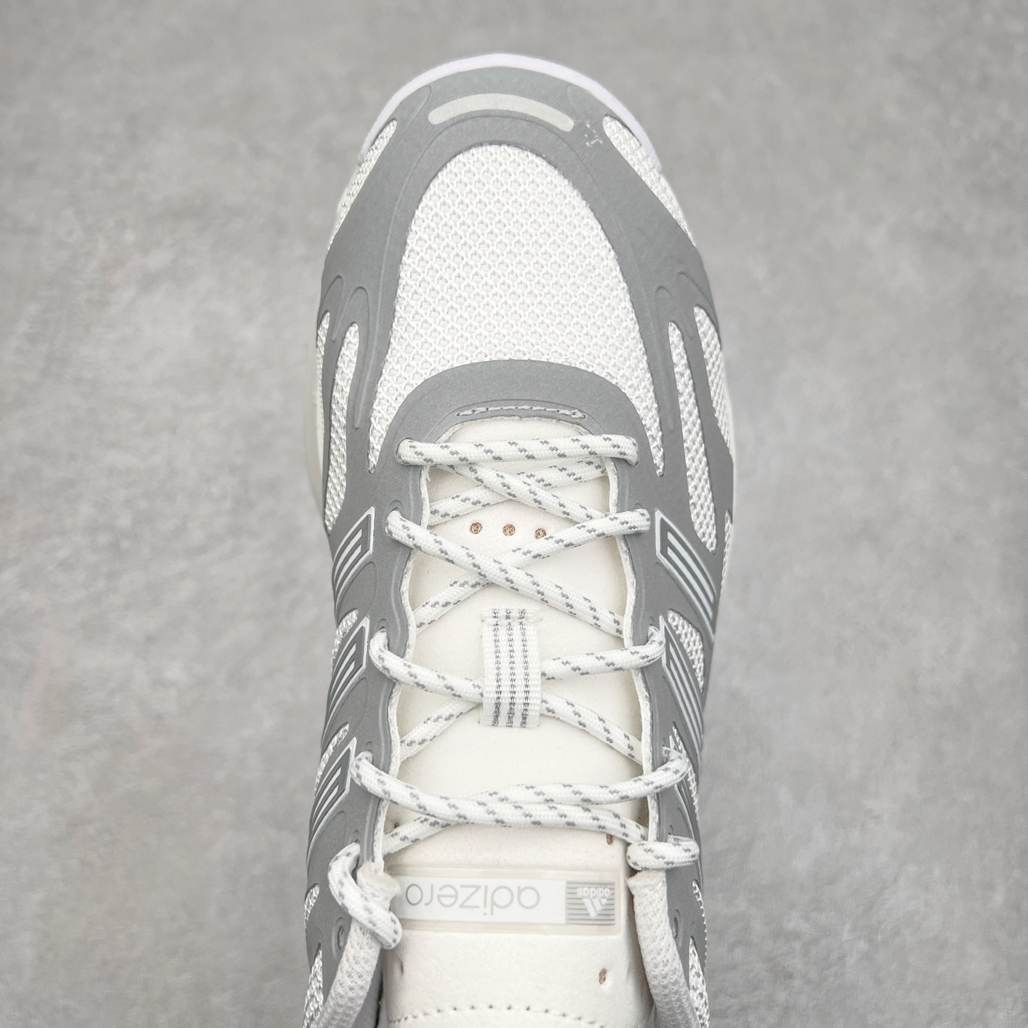 图片[4]-＃福利特价 AD Adizero Aruku 全新跑鞋 以永动机为灵感的前卫造型 以及时下流行的厚底设定 让人无比期待 “Aruku” 在日文中是行走的意思 昭示了这是一双定位于大众日常训练或慢跑的鞋款 黑、白、红三色的撞色外观 搭配街头感、现代感十足的鞋面线条勾勒 格外引人注目 搭配丰沛的全新 Swirlfoam 泡棉厚底 虽然不像顶级竞速跑鞋那般极致 但也将日常舒适和时尚颜值平衡到位 尺码：36 36.5 37.5 38 38.5 39 40 40.5 41 42 42.5 43 44 44.5 45 46-选品中心