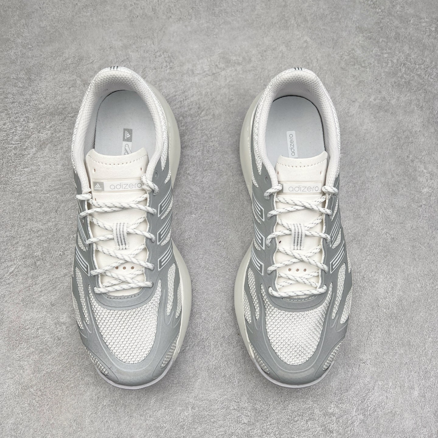 图片[2]-＃福利特价 AD Adizero Aruku 全新跑鞋 以永动机为灵感的前卫造型 以及时下流行的厚底设定 让人无比期待 “Aruku” 在日文中是行走的意思 昭示了这是一双定位于大众日常训练或慢跑的鞋款 黑、白、红三色的撞色外观 搭配街头感、现代感十足的鞋面线条勾勒 格外引人注目 搭配丰沛的全新 Swirlfoam 泡棉厚底 虽然不像顶级竞速跑鞋那般极致 但也将日常舒适和时尚颜值平衡到位 尺码：36 36.5 37.5 38 38.5 39 40 40.5 41 42 42.5 43 44 44.5 45 46-选品中心