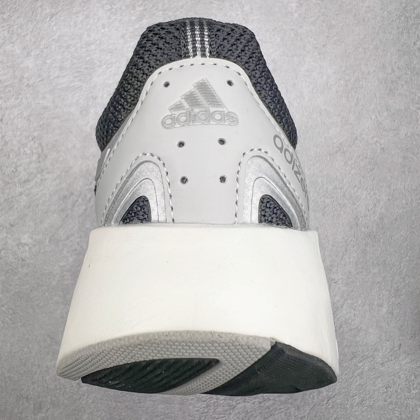 图片[8]-＃福利特价 AD Adizero Aruku 全新跑鞋 以永动机为灵感的前卫造型 以及时下流行的厚底设定 让人无比期待 “Aruku” 在日文中是行走的意思 昭示了这是一双定位于大众日常训练或慢跑的鞋款 黑、白、红三色的撞色外观 搭配街头感、现代感十足的鞋面线条勾勒 格外引人注目 搭配丰沛的全新 Swirlfoam 泡棉厚底 虽然不像顶级竞速跑鞋那般极致 但也将日常舒适和时尚颜值平衡到位 尺码：36 36.5 37.5 38 38.5 39 40 40.5 41 42 42.5 43 44 44.5 45 46-选品中心