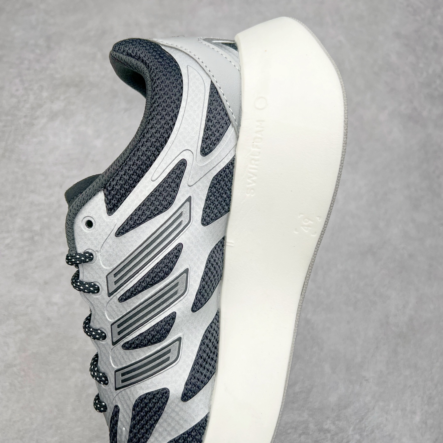 图片[7]-＃福利特价 AD Adizero Aruku 全新跑鞋 以永动机为灵感的前卫造型 以及时下流行的厚底设定 让人无比期待 “Aruku” 在日文中是行走的意思 昭示了这是一双定位于大众日常训练或慢跑的鞋款 黑、白、红三色的撞色外观 搭配街头感、现代感十足的鞋面线条勾勒 格外引人注目 搭配丰沛的全新 Swirlfoam 泡棉厚底 虽然不像顶级竞速跑鞋那般极致 但也将日常舒适和时尚颜值平衡到位 尺码：36 36.5 37.5 38 38.5 39 40 40.5 41 42 42.5 43 44 44.5 45 46-选品中心