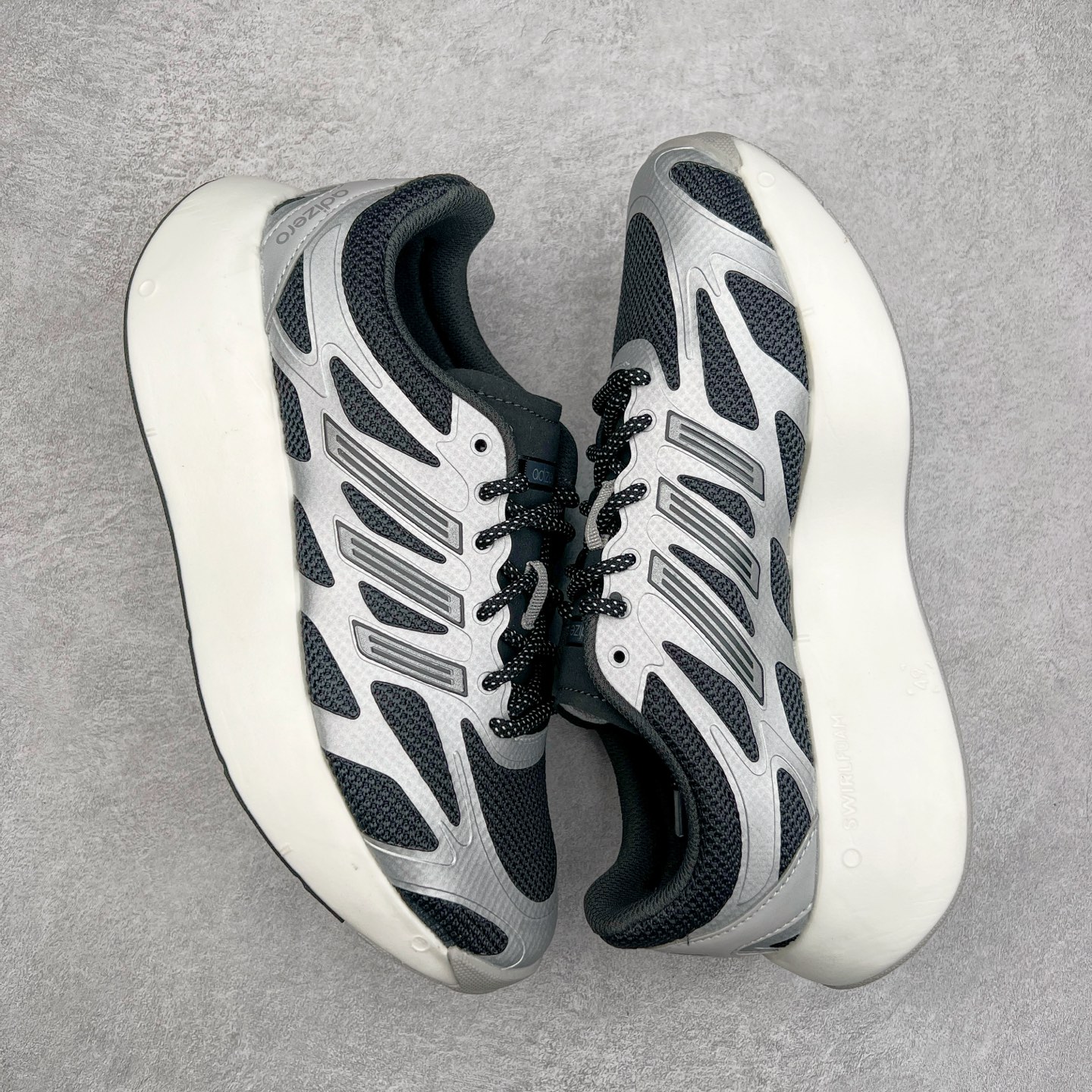 图片[3]-＃福利特价 AD Adizero Aruku 全新跑鞋 以永动机为灵感的前卫造型 以及时下流行的厚底设定 让人无比期待 “Aruku” 在日文中是行走的意思 昭示了这是一双定位于大众日常训练或慢跑的鞋款 黑、白、红三色的撞色外观 搭配街头感、现代感十足的鞋面线条勾勒 格外引人注目 搭配丰沛的全新 Swirlfoam 泡棉厚底 虽然不像顶级竞速跑鞋那般极致 但也将日常舒适和时尚颜值平衡到位 尺码：36 36.5 37.5 38 38.5 39 40 40.5 41 42 42.5 43 44 44.5 45 46-选品中心