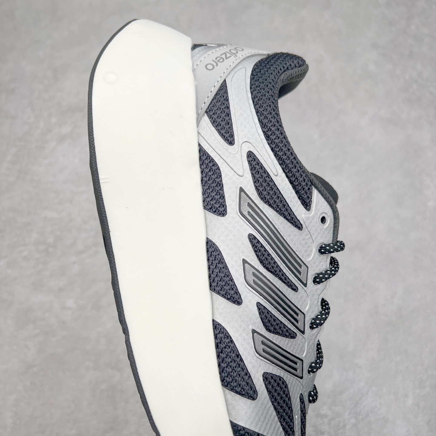 图片[6]-＃福利特价 AD Adizero Aruku 全新跑鞋 以永动机为灵感的前卫造型 以及时下流行的厚底设定 让人无比期待 “Aruku” 在日文中是行走的意思 昭示了这是一双定位于大众日常训练或慢跑的鞋款 黑、白、红三色的撞色外观 搭配街头感、现代感十足的鞋面线条勾勒 格外引人注目 搭配丰沛的全新 Swirlfoam 泡棉厚底 虽然不像顶级竞速跑鞋那般极致 但也将日常舒适和时尚颜值平衡到位 尺码：36 36.5 37.5 38 38.5 39 40 40.5 41 42 42.5 43 44 44.5 45 46-选品中心