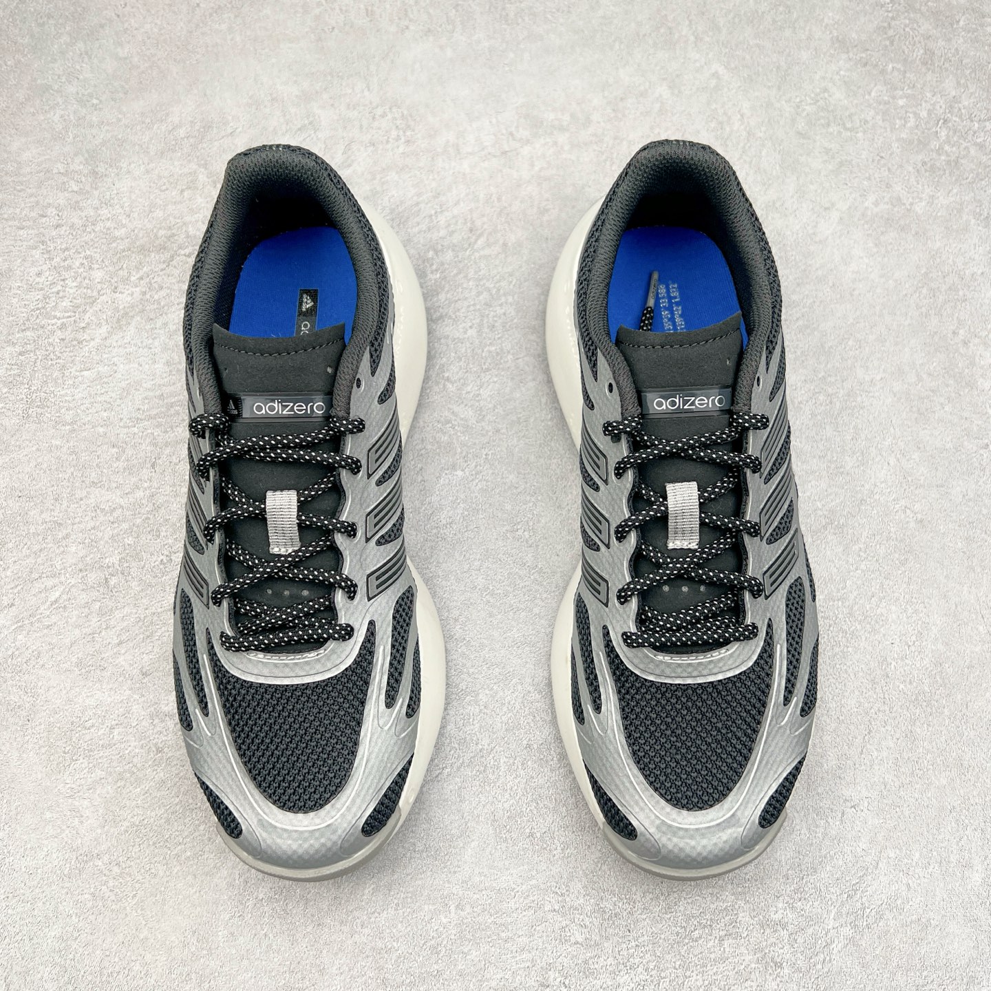 图片[2]-＃福利特价 AD Adizero Aruku 全新跑鞋 以永动机为灵感的前卫造型 以及时下流行的厚底设定 让人无比期待 “Aruku” 在日文中是行走的意思 昭示了这是一双定位于大众日常训练或慢跑的鞋款 黑、白、红三色的撞色外观 搭配街头感、现代感十足的鞋面线条勾勒 格外引人注目 搭配丰沛的全新 Swirlfoam 泡棉厚底 虽然不像顶级竞速跑鞋那般极致 但也将日常舒适和时尚颜值平衡到位 尺码：36 36.5 37.5 38 38.5 39 40 40.5 41 42 42.5 43 44 44.5 45 46-选品中心