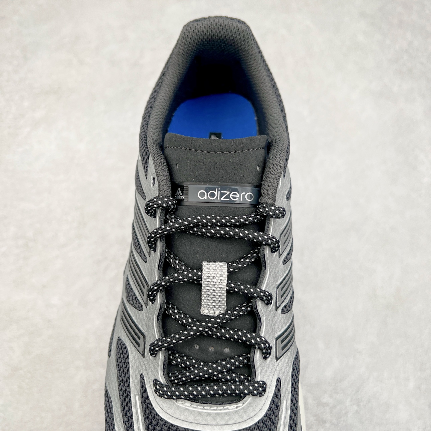 图片[5]-＃福利特价 AD Adizero Aruku 全新跑鞋 以永动机为灵感的前卫造型 以及时下流行的厚底设定 让人无比期待 “Aruku” 在日文中是行走的意思 昭示了这是一双定位于大众日常训练或慢跑的鞋款 黑、白、红三色的撞色外观 搭配街头感、现代感十足的鞋面线条勾勒 格外引人注目 搭配丰沛的全新 Swirlfoam 泡棉厚底 虽然不像顶级竞速跑鞋那般极致 但也将日常舒适和时尚颜值平衡到位 尺码：36 36.5 37.5 38 38.5 39 40 40.5 41 42 42.5 43 44 44.5 45 46-选品中心