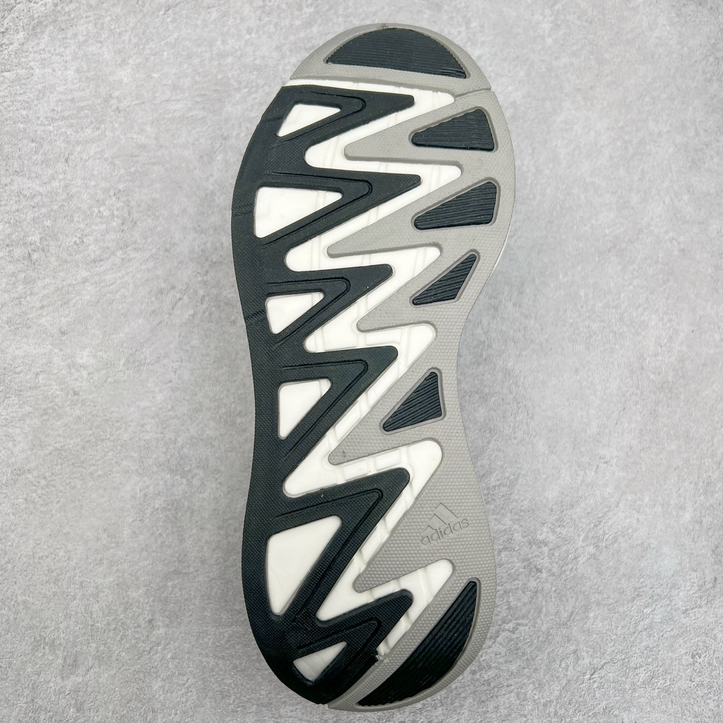 图片[9]-＃福利特价 AD Adizero Aruku 全新跑鞋 以永动机为灵感的前卫造型 以及时下流行的厚底设定 让人无比期待 “Aruku” 在日文中是行走的意思 昭示了这是一双定位于大众日常训练或慢跑的鞋款 黑、白、红三色的撞色外观 搭配街头感、现代感十足的鞋面线条勾勒 格外引人注目 搭配丰沛的全新 Swirlfoam 泡棉厚底 虽然不像顶级竞速跑鞋那般极致 但也将日常舒适和时尚颜值平衡到位 尺码：36 36.5 37.5 38 38.5 39 40 40.5 41 42 42.5 43 44 44.5 45 46-选品中心