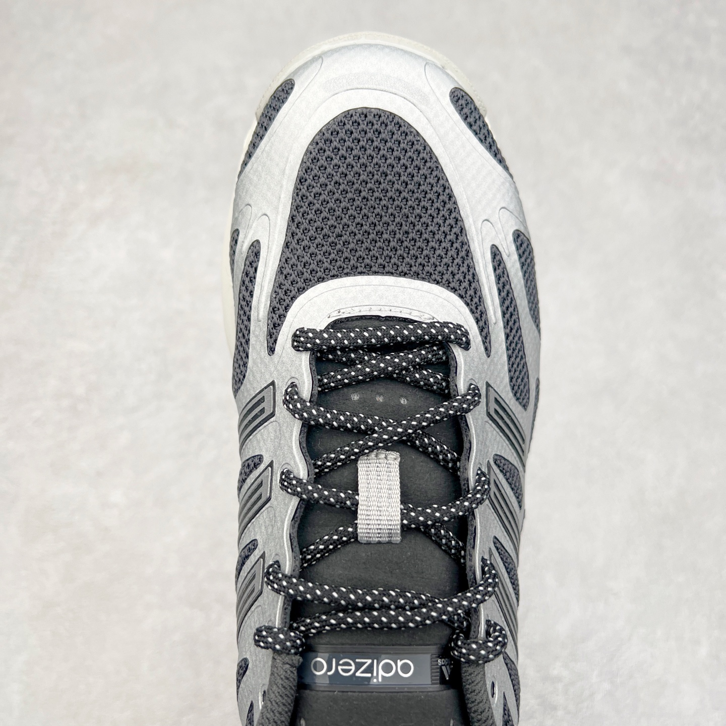 图片[4]-＃福利特价 AD Adizero Aruku 全新跑鞋 以永动机为灵感的前卫造型 以及时下流行的厚底设定 让人无比期待 “Aruku” 在日文中是行走的意思 昭示了这是一双定位于大众日常训练或慢跑的鞋款 黑、白、红三色的撞色外观 搭配街头感、现代感十足的鞋面线条勾勒 格外引人注目 搭配丰沛的全新 Swirlfoam 泡棉厚底 虽然不像顶级竞速跑鞋那般极致 但也将日常舒适和时尚颜值平衡到位 尺码：36 36.5 37.5 38 38.5 39 40 40.5 41 42 42.5 43 44 44.5 45 46-选品中心