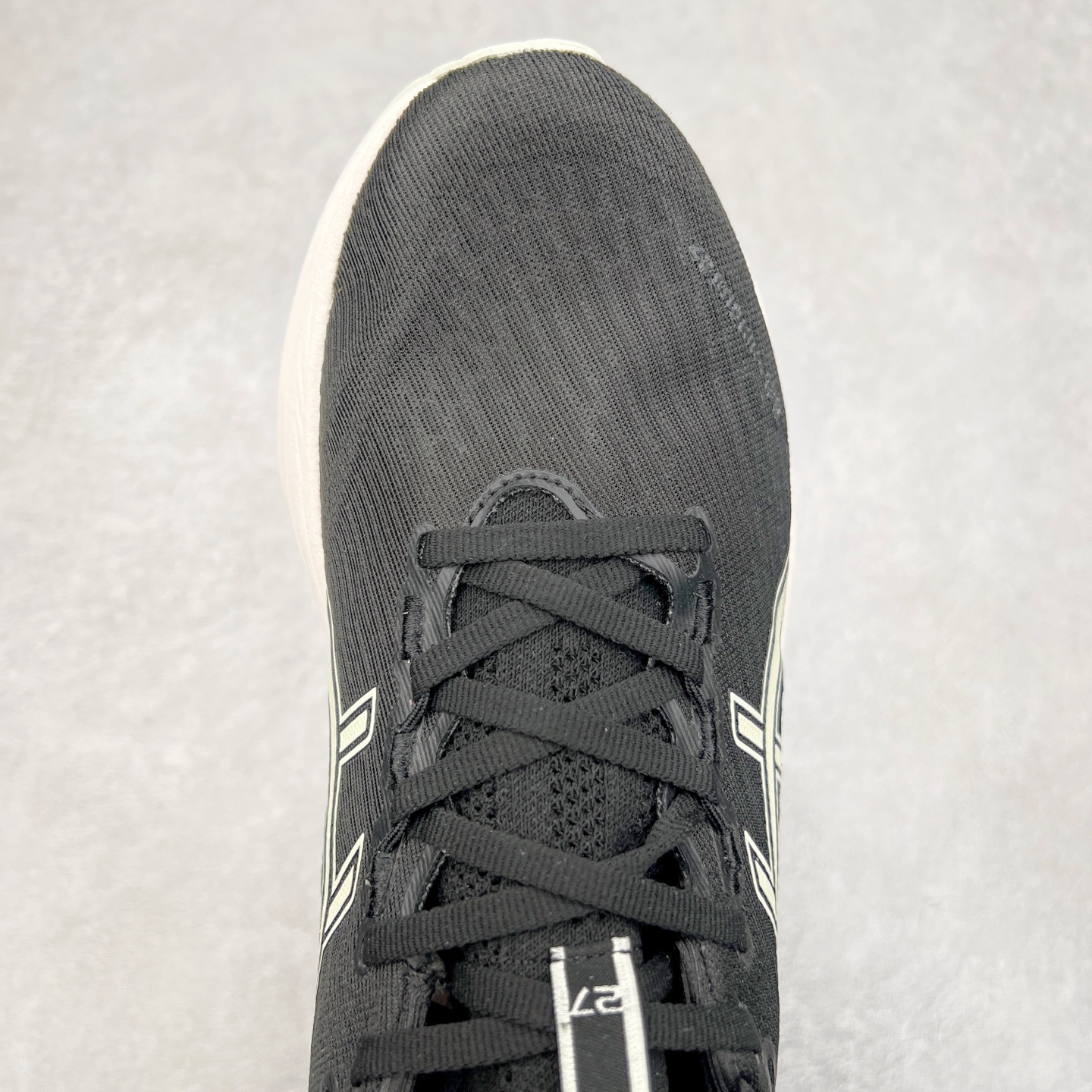 图片[4]-Asics GEL-Nimbus 27 亚瑟士缓震跑鞋 近年复古风潮的势头很旺 ASICS一直坚信保持身体的健康与活力是打造健康快乐的生活方式的最佳途径 ASICS为复古鞋型注入新设计 为玩家的街头穿搭提供了更多可能 GEL-NIMBUSTM9运动鞋最初是为中立和仰卧跑步者设计的长距离训练器 采用原始材料和关键细节重新设计 其Y2K时代的工业外观也被大胆的对比和色块所抵消 尺码：36 36.5 37.5 38 38.5 39 40 40.5 41.5 42 42.5 43.5 44 44.5 45-选品中心