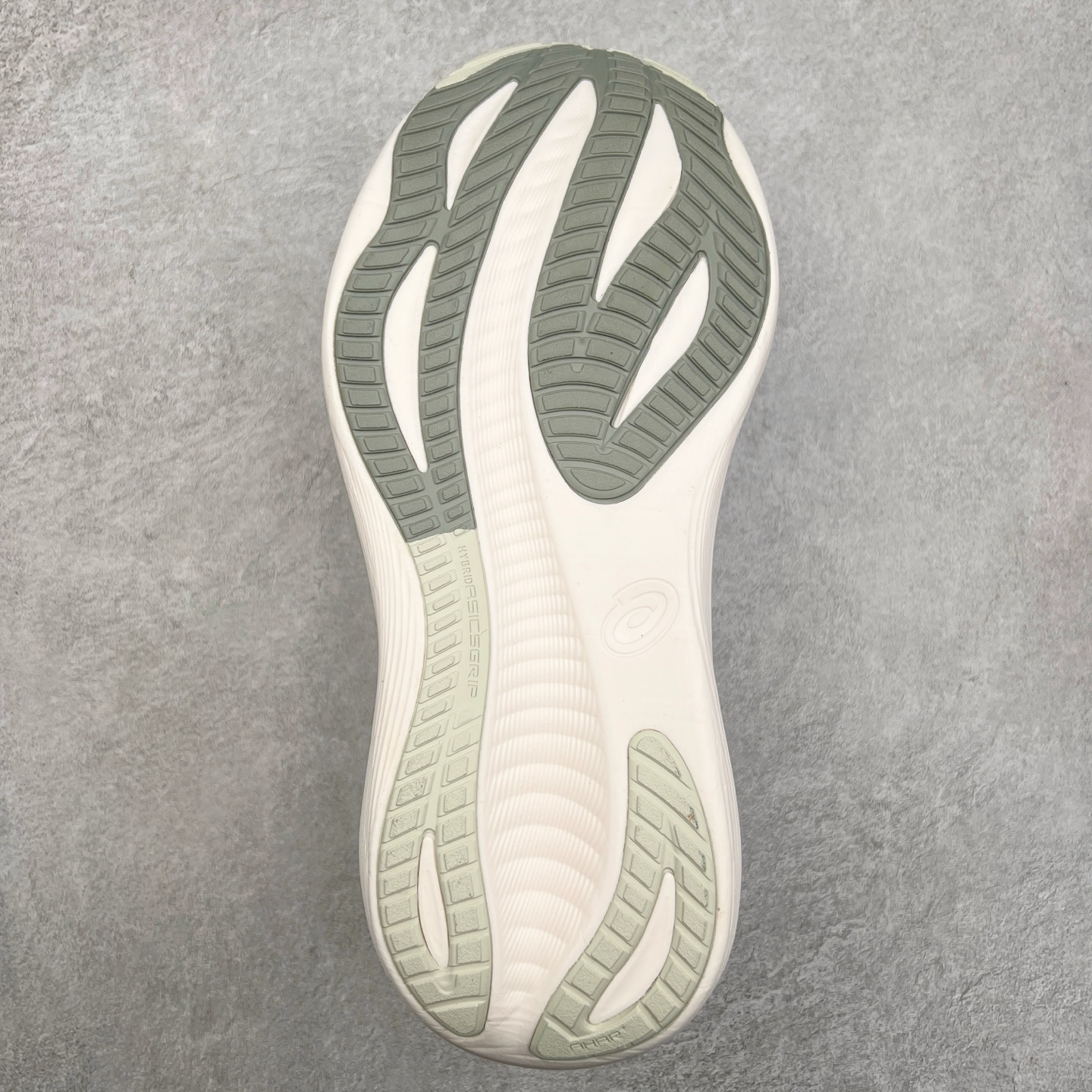 图片[9]-Asics GEL-Nimbus 27 亚瑟士缓震跑鞋 近年复古风潮的势头很旺 ASICS一直坚信保持身体的健康与活力是打造健康快乐的生活方式的最佳途径 ASICS为复古鞋型注入新设计 为玩家的街头穿搭提供了更多可能 GEL-NIMBUSTM9运动鞋最初是为中立和仰卧跑步者设计的长距离训练器 采用原始材料和关键细节重新设计 其Y2K时代的工业外观也被大胆的对比和色块所抵消 尺码：36 36.5 37.5 38 38.5 39 40 40.5 41.5 42 42.5 43.5 44 44.5 45-选品中心