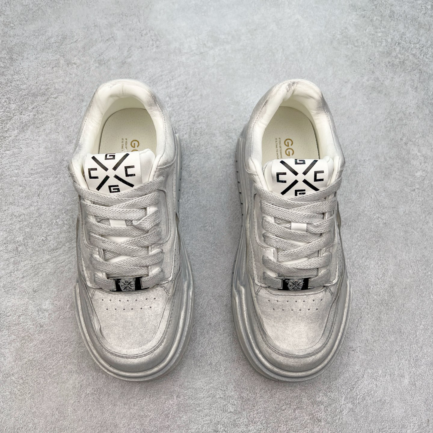 图片[2]-GG-CC Chunky Low安哥拉红休闲运动老爹鞋系列 广东大厂出品 完美细节 25ss春季新款 大长腿 时髦look轻松定格 不费力展现率性氛围 酷帅机能风不规则设计大底 GGCC 银灰红色拼色造型设计 轻便舒适百搭 不管怎么搭都敲好看~尺码：35 36 37 38 39 40-选品中心