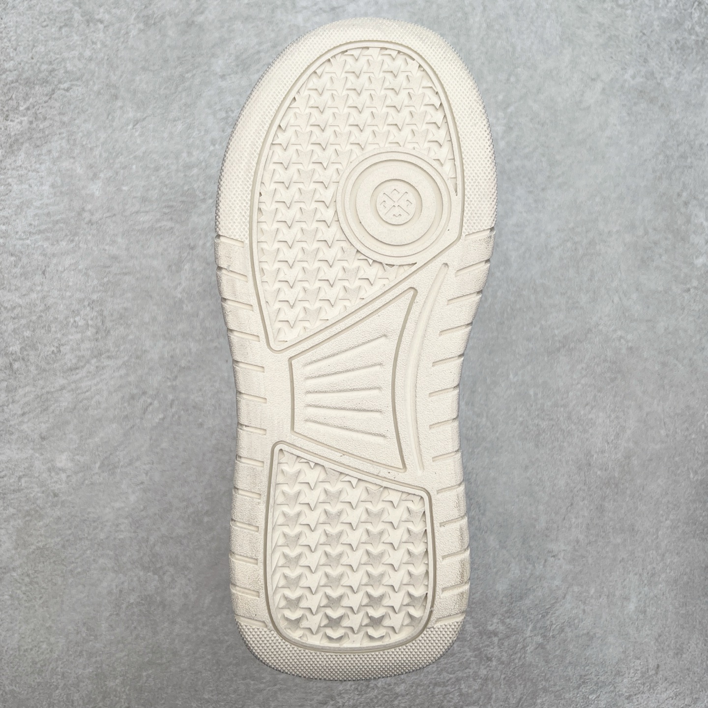 图片[9]-GG-CC Chunky Low安哥拉红休闲运动老爹鞋系列 广东大厂出品 完美细节 25ss春季新款 大长腿 时髦look轻松定格 不费力展现率性氛围 酷帅机能风不规则设计大底 GGCC 银灰红色拼色造型设计 轻便舒适百搭 不管怎么搭都敲好看~尺码：35 36 37 38 39 40-选品中心