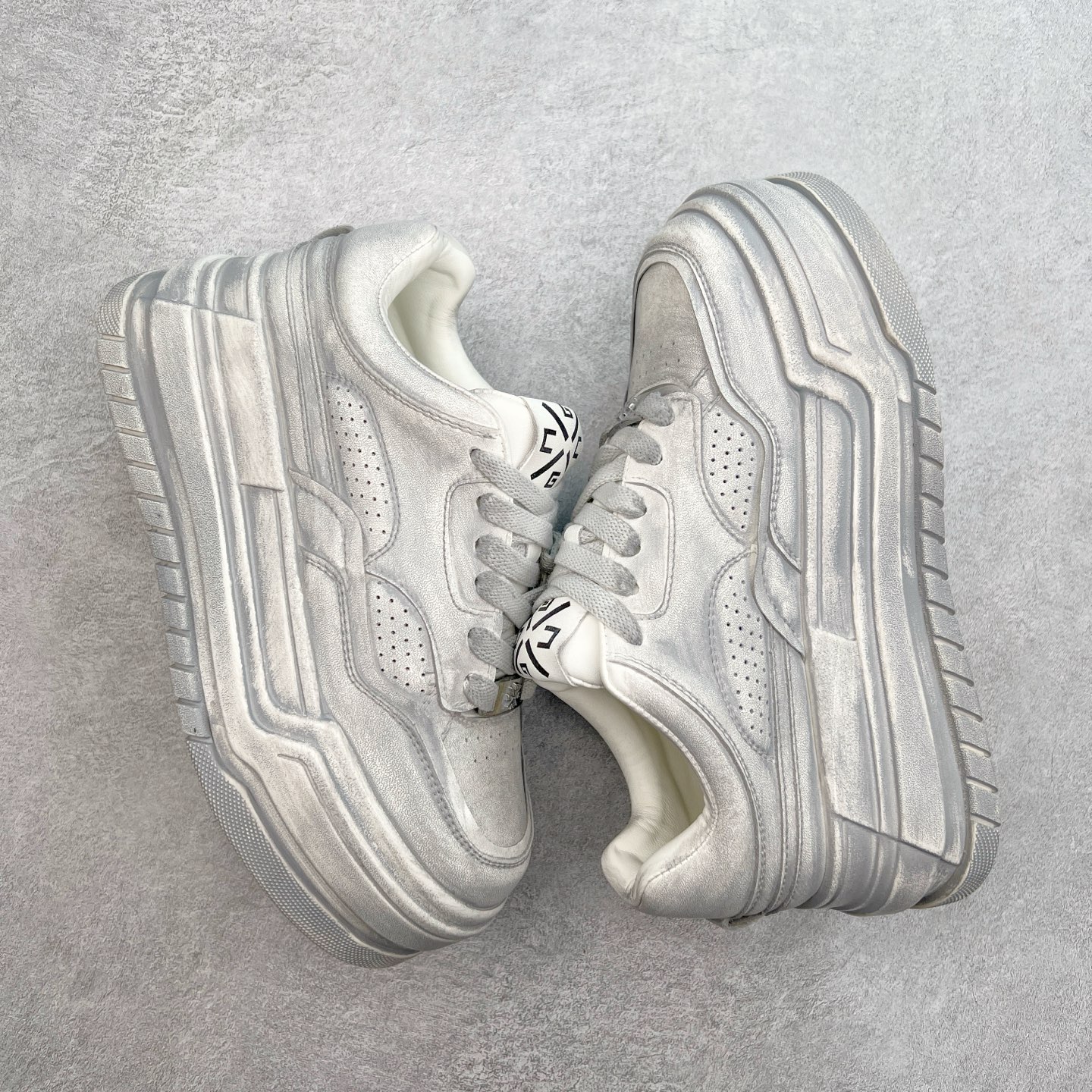 图片[3]-GG-CC Chunky Low安哥拉红休闲运动老爹鞋系列 广东大厂出品 完美细节 25ss春季新款 大长腿 时髦look轻松定格 不费力展现率性氛围 酷帅机能风不规则设计大底 GGCC 银灰红色拼色造型设计 轻便舒适百搭 不管怎么搭都敲好看~尺码：35 36 37 38 39 40-选品中心