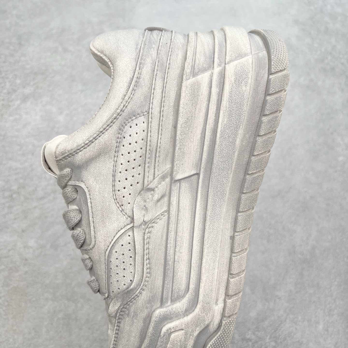 图片[7]-GG-CC Chunky Low安哥拉红休闲运动老爹鞋系列 广东大厂出品 完美细节 25ss春季新款 大长腿 时髦look轻松定格 不费力展现率性氛围 酷帅机能风不规则设计大底 GGCC 银灰红色拼色造型设计 轻便舒适百搭 不管怎么搭都敲好看~尺码：35 36 37 38 39 40-选品中心