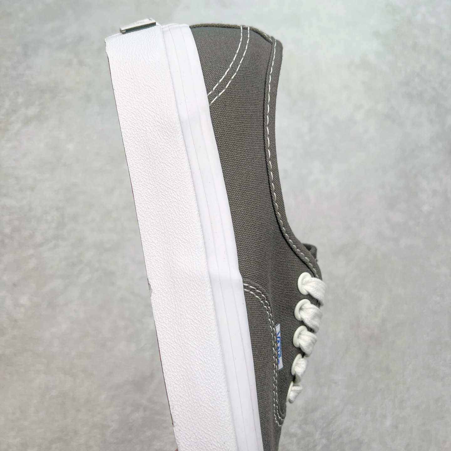 图片[6]-Vans Authentic REISSUE 44 范斯官方 舒适百搭低帮休闲帆布鞋 融合了Vans安纳海姆的复古属性 从鞋型和贴合度方面重塑鞋款 尺码：35 36 36.5 37 38 38.5 39 40 40.5 41 42 42.5 43 44-选品中心