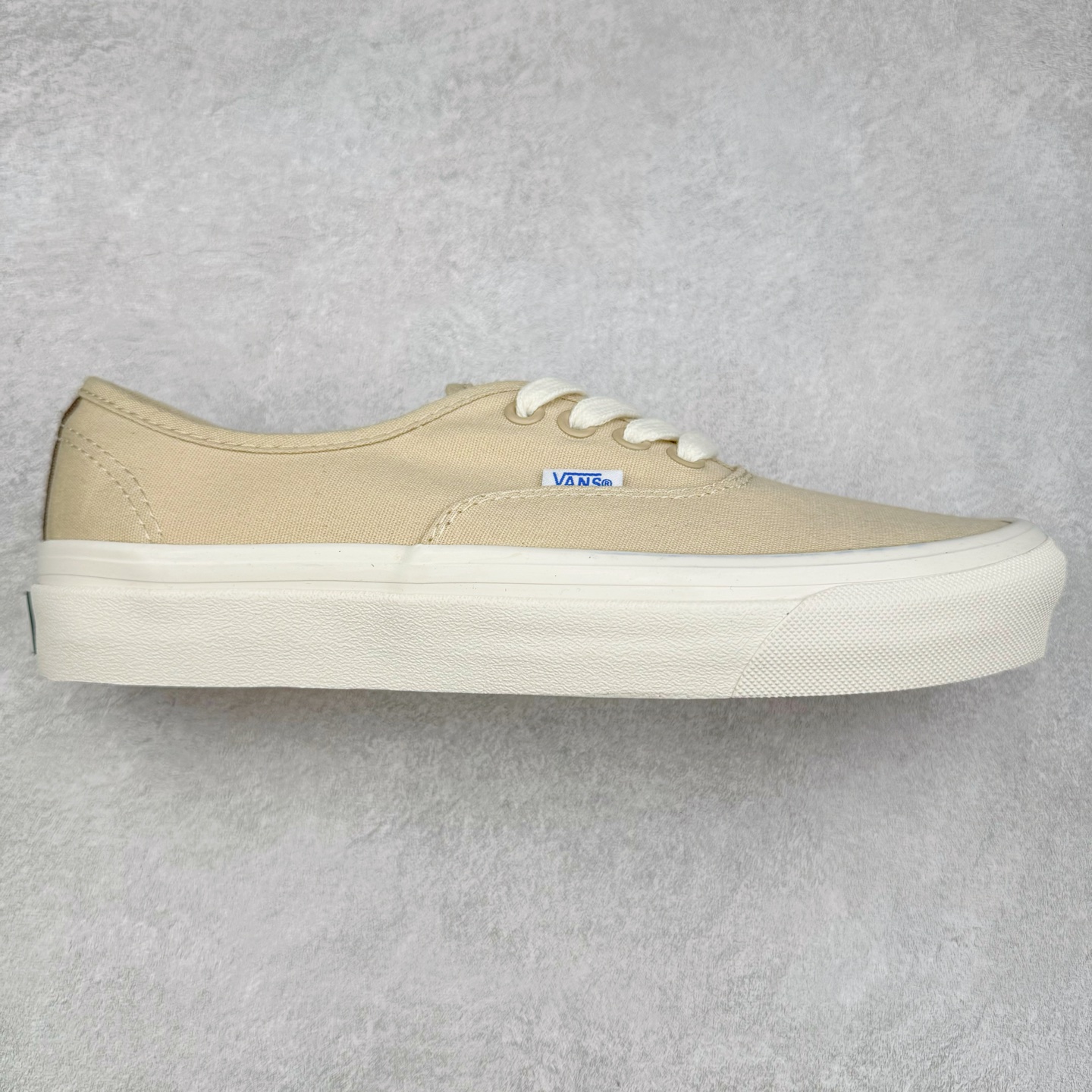 Vans Authentic REISSUE 44 范斯官方 舒适百搭低帮休闲帆布鞋 融合了Vans安纳海姆的复古属性 从鞋型和贴合度方面重塑鞋款 尺码:35 36 36.5 37 38 38.5 39 40 40.5 41 42 42.5 43 44-选品中心