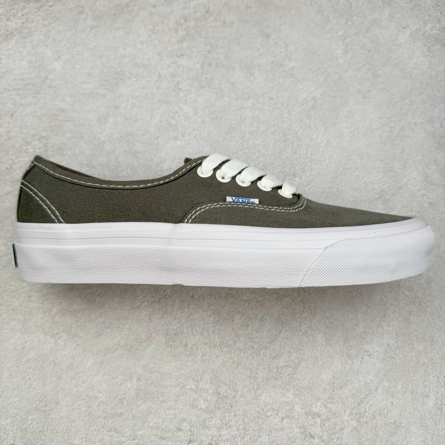 Vans Authentic REISSUE 44 范斯官方 舒适百搭低帮休闲帆布鞋 融合了Vans安纳海姆的复古属性 从鞋型和贴合度方面重塑鞋款 尺码：35 36 36.5 37 38 38.5 39 40 40.5 41 42 42.5 43 44-选品中心
