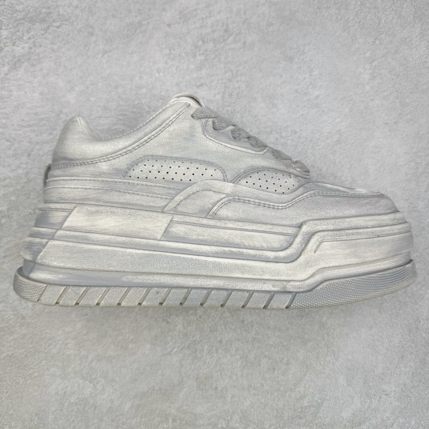 GG-CC Chunky Low安哥拉红休闲运动老爹鞋系列 广东大厂出品 完美细节 25ss春季新款 大长腿 时髦look轻松定格 不费力展现率性氛围 酷帅机能风不规则设计大底 GGCC 银灰红色拼色造型设计 轻便舒适百搭 不管怎么搭都敲好看~尺码:35 36 37 38 39 40-选品中心