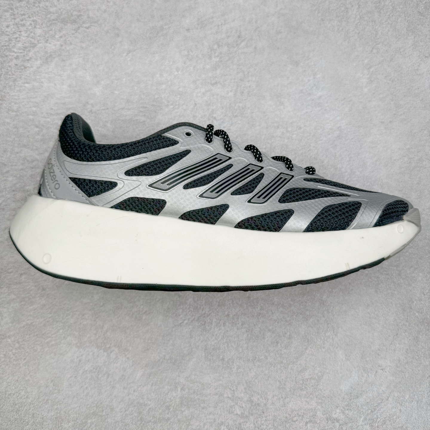 ＃福利特价 AD Adizero Aruku 全新跑鞋 以永动机为灵感的前卫造型 以及时下流行的厚底设定 让人无比期待 “Aruku” 在日文中是行走的意思 昭示了这是一双定位于大众日常训练或慢跑的鞋款 黑、白、红三色的撞色外观 搭配街头感、现代感十足的鞋面线条勾勒 格外引人注目 搭配丰沛的全新 Swirlfoam 泡棉厚底 虽然不像顶级竞速跑鞋那般极致 但也将日常舒适和时尚颜值平衡到位 尺码：36 36.5 37.5 38 38.5 39 40 40.5 41 42 42.5 43 44 44.5 45 46-选品中心