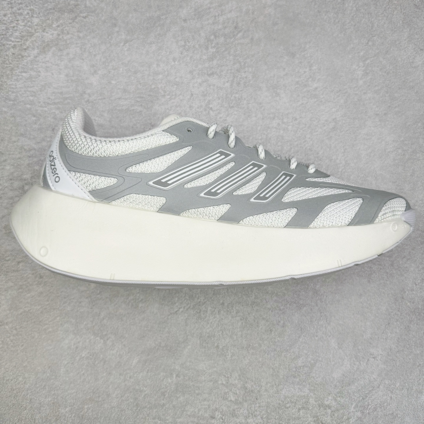 ＃福利特价 AD Adizero Aruku 全新跑鞋 以永动机为灵感的前卫造型 以及时下流行的厚底设定 让人无比期待 “Aruku” 在日文中是行走的意思 昭示了这是一双定位于大众日常训练或慢跑的鞋款 黑、白、红三色的撞色外观 搭配街头感、现代感十足的鞋面线条勾勒 格外引人注目 搭配丰沛的全新 Swirlfoam 泡棉厚底 虽然不像顶级竞速跑鞋那般极致 但也将日常舒适和时尚颜值平衡到位 尺码：36 36.5 37.5 38 38.5 39 40 40.5 41 42 42.5 43 44 44.5 45 46-选品中心