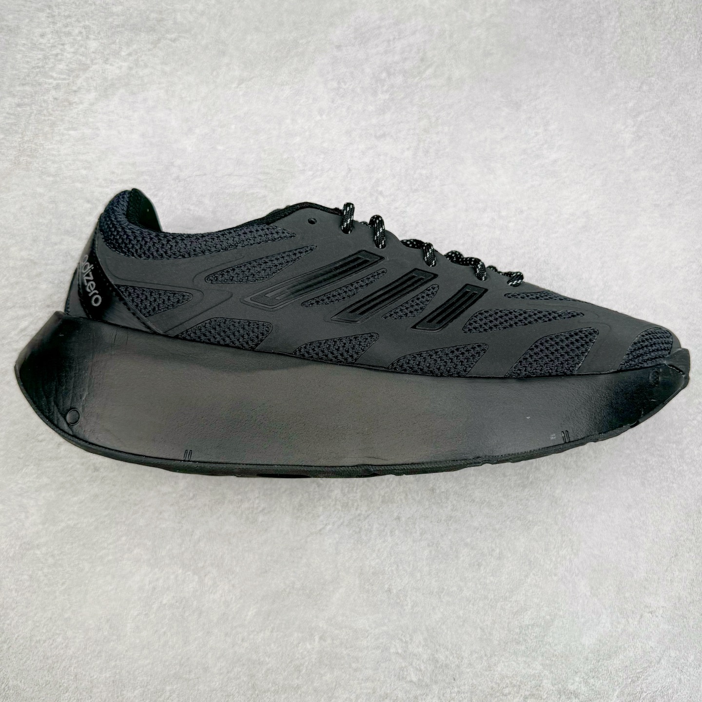 ＃福利特价 AD Adizero Aruku 全新跑鞋 以永动机为灵感的前卫造型 以及时下流行的厚底设定 让人无比期待 “Aruku” 在日文中是行走的意思 昭示了这是一双定位于大众日常训练或慢跑的鞋款 黑、白、红三色的撞色外观 搭配街头感、现代感十足的鞋面线条勾勒 格外引人注目 搭配丰沛的全新 Swirlfoam 泡棉厚底 虽然不像顶级竞速跑鞋那般极致 但也将日常舒适和时尚颜值平衡到位 尺码：36 36.5 37.5 38 38.5 39 40 40.5 41 42 42.5 43 44 44.5 45 46-选品中心