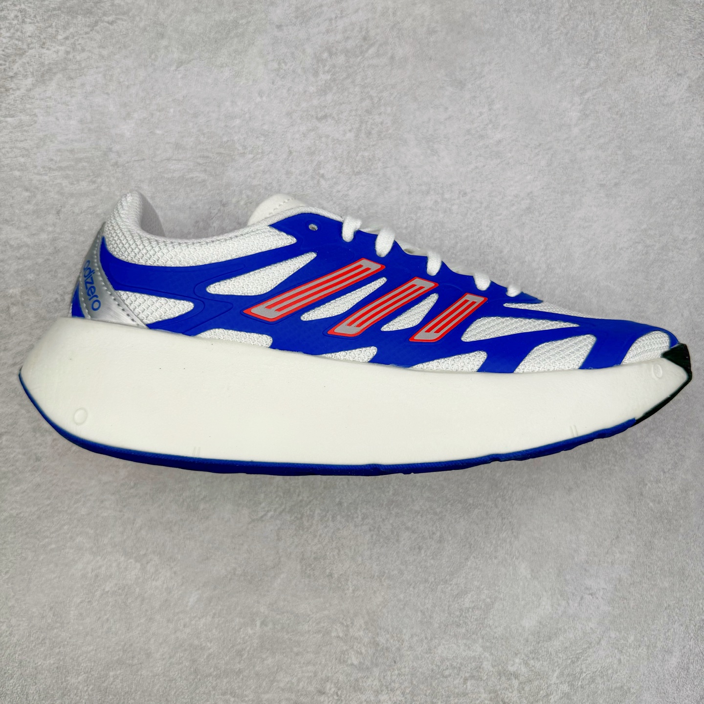 ＃福利特价 AD Adizero Aruku 全新跑鞋 以永动机为灵感的前卫造型 以及时下流行的厚底设定 让人无比期待 “Aruku” 在日文中是行走的意思 昭示了这是一双定位于大众日常训练或慢跑的鞋款 黑、白、红三色的撞色外观 搭配街头感、现代感十足的鞋面线条勾勒 格外引人注目 搭配丰沛的全新 Swirlfoam 泡棉厚底 虽然不像顶级竞速跑鞋那般极致 但也将日常舒适和时尚颜值平衡到位 尺码：36 36.5 37.5 38 38.5 39 40 40.5 41 42 42.5 43 44 44.5 45 46-选品中心