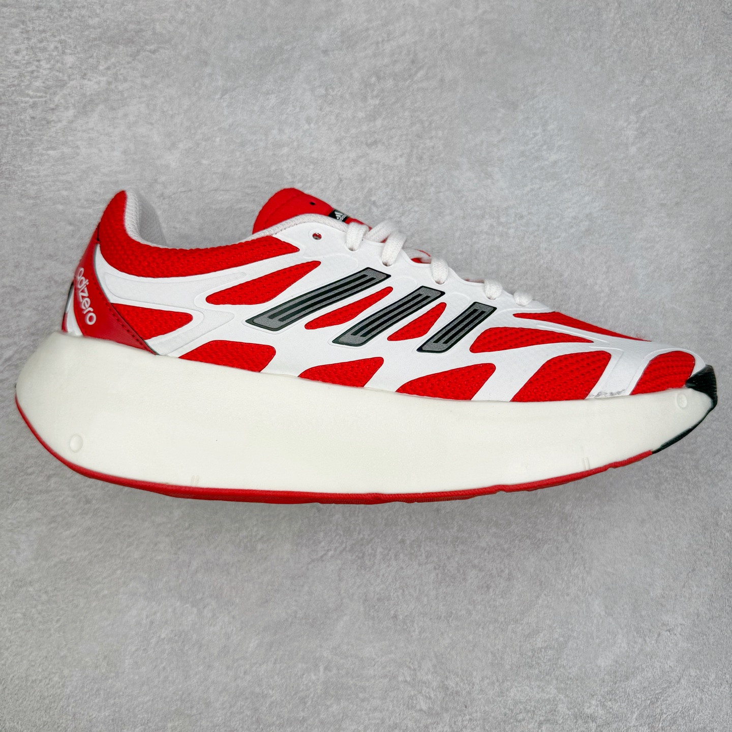 ＃福利特价 AD Adizero Aruku 全新跑鞋 以永动机为灵感的前卫造型 以及时下流行的厚底设定 让人无比期待 “Aruku” 在日文中是行走的意思 昭示了这是一双定位于大众日常训练或慢跑的鞋款 黑、白、红三色的撞色外观 搭配街头感、现代感十足的鞋面线条勾勒 格外引人注目 搭配丰沛的全新 Swirlfoam 泡棉厚底 虽然不像顶级竞速跑鞋那般极致 但也将日常舒适和时尚颜值平衡到位 尺码：36 36.5 37.5 38 38.5 39 40 40.5 41 42 42.5 43 44 44.5 45 46-选品中心