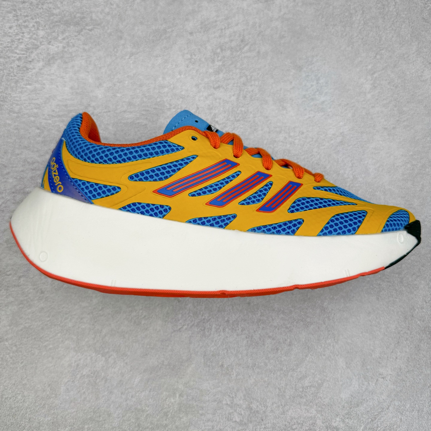 ＃福利特价 AD Adizero Aruku 全新跑鞋 以永动机为灵感的前卫造型 以及时下流行的厚底设定 让人无比期待 “Aruku” 在日文中是行走的意思 昭示了这是一双定位于大众日常训练或慢跑的鞋款 黑、白、红三色的撞色外观 搭配街头感、现代感十足的鞋面线条勾勒 格外引人注目 搭配丰沛的全新 Swirlfoam 泡棉厚底 虽然不像顶级竞速跑鞋那般极致 但也将日常舒适和时尚颜值平衡到位 尺码：36 36.5 37.5 38 38.5 39 40 40.5 41 42 42.5 43 44 44.5 45 46-选品中心