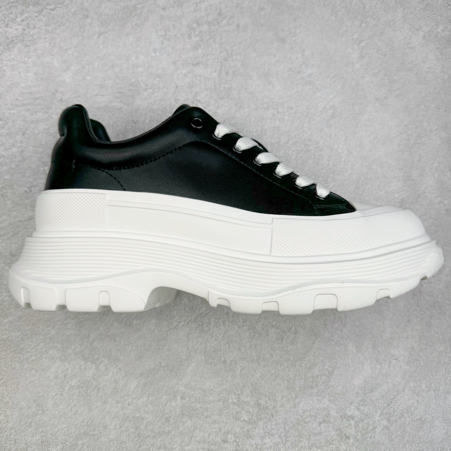 Alexander McQueen 亚历山大麦昆小白鞋全套专柜包装物及配件(附送快递加固牛皮纸盒)右脚鞋面嵌入核心防伪芯片装置,秒杀市面文案版本 支持NFC原码独立扫描 采用丝绸硬质头层小牛皮鞋面材质 内外超软小羊皮贴脚透气及超软PU脚感乳胶物料鞋 外置原抽真空高密度增高底 白色光滑牛皮革系带运动鞋，圆头设计，鞋跟点缀黑色绒面革细节。搭配宽扁鞋带，鞋舌和后帮饰有 Alexander McQueen 品牌标志。阔型橡胶鞋底。运动鞋另配一副鞋带材料 100% 小牛皮 所有细节与原版一致 尺码：35 36 37 38 39 40 41 42 43 44 45-选品中心