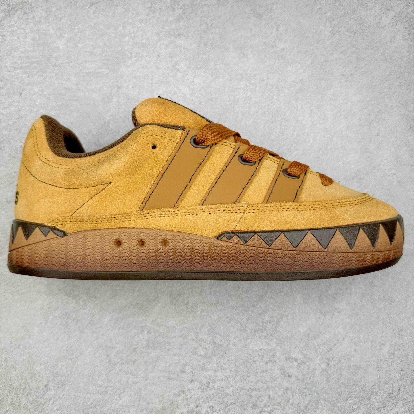 ＃C版纯原 AD Originals Campus 00s 学院系列面包风经典复古低帮百搭休闲运动板鞋 JR8035 原鞋开发 正确版型 市面唯一全鞋采用原厂头层SD皮料 正确宽版鞋盒 清洁度完美 诠释最高工艺 这次 Originals 选择了以经典复古鞋型 Campus 为蓝本打造全新面包鞋 这款鞋型联名不断 冠希当年对它更是钟爱有加 论牌面丝毫不输贝壳头、Forum 等大热鞋型 这次 Campus 一改 80 年代的瘦长造型 鞋舌、鞋身、鞋底甚至细节都变大了 营造出千禧年前后流行的面包鞋宽大廓形 因此鞋名改为 Campus 00s 鞋身采用绒面皮料搭配白色常规皮革 质感上还是延续了经典 Campus 的设计 鞋舌填充更加饱满 让鞋款整体看起来更加圆润 搭配上这款浅蓝配色 「蓝胖子」造型真的很可爱 鞋舌还加入了与以往 Campus 不同的全新三叶草 Logo 令造型更具千禧气息 鞋带也采用了加宽的设计 如果你不喜欢 这次还附送了传统鞋带可以替换 鞋底采用了米黄做旧设计 凸显鞋款的复古年代感 除了清新可人的浅蓝配色 还有一款酷灰配色 造型更加硬朗复古 而且相比浅蓝配色更加耐脏 尺码：36 36⅔ 37⅓ 38 38⅔ 39⅓ 40 40⅔ 41⅓ 42 42⅔ 43⅓ 44 44 ⅓ 45-选品中心