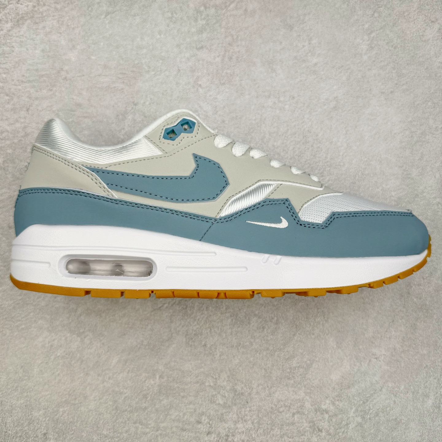 NK Air Max 1 初代复古气垫慢跑鞋 HV1940-100 由Tinker Hatfeld和Mark Parker在1987年设计 灵感来自于巴黎蓬皮杜中心 在参观了蓬皮杜中心之后提出了Air Max的标志性开窗可视气垫的理念 并将其实际开发成功 是NK史上第一双可视气垫跑鞋 凭借着Air Max气垫带来的舒适脚感和鞋面面料上的不断精进才使得Air Max 1在现如今都是复古慢跑鞋的首选 深厚的历史渊源 独特的流线形设计 极为复古的外观使得它深受鞋迷的喜爱 尺码：36 36.5 37.5 38 38.5 39 40 40.5 41 42 42.5 43 44 44.5 45-选品中心