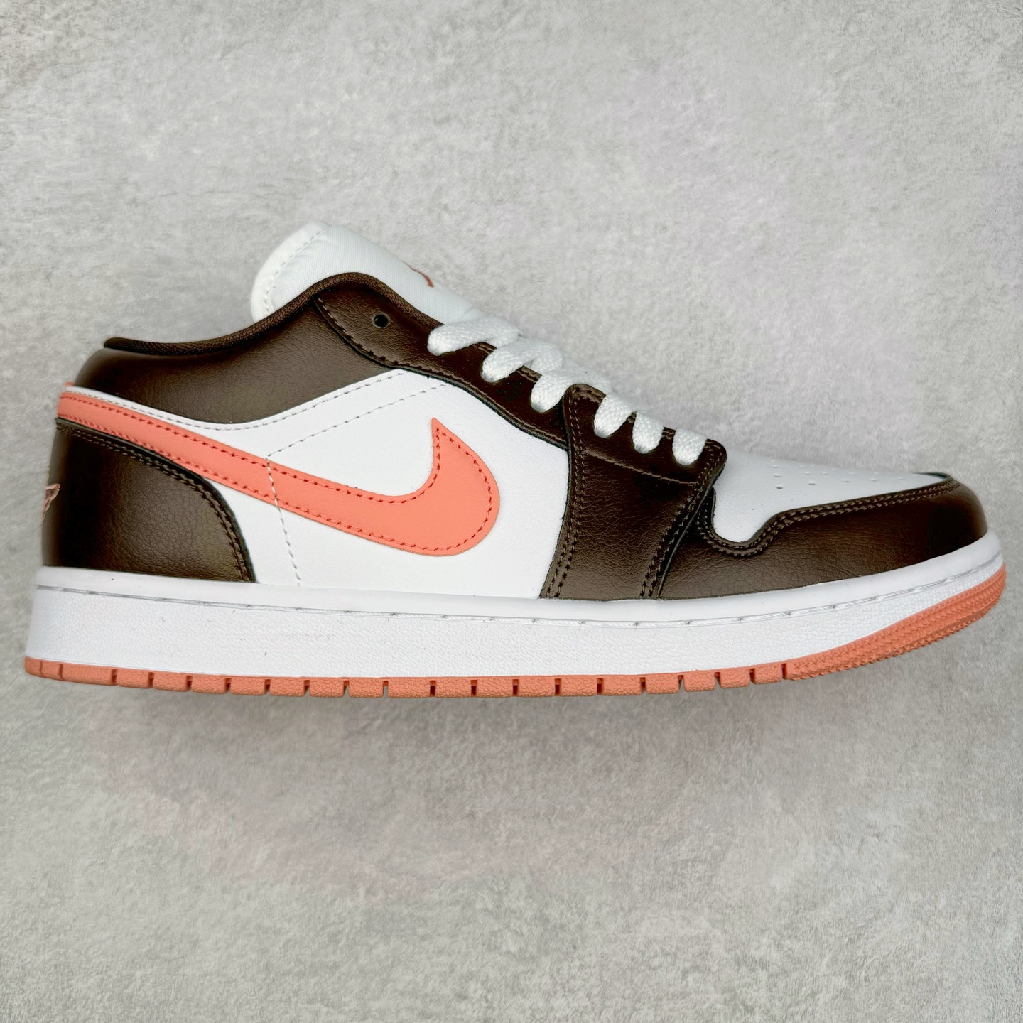＃K版 Air Jordan AJ1 Low 低帮 粉棕 DC0774-182 全新流水线出品 DT版本唯一平替选择 市场第二梯队最强版 全部原鞋开发 原楦原纸板开发 全鞋电脑针车 原厂内置全掌气垫 原盒内在原标 唯一Zp原版鞋带绑法 免检产品 全新2022版型 全头层皮料 完美零毛边处理 原厂配置全掌气垫 价格定位良心 几十个配色陆续出货 实拍调校N版已经零色差零失真 百分百还原实物色彩所见即所得 不存在货不对板色差等低级问题 选购参考实物拍摄 不混卖不参货 只用心做好货严格选品 承诺混一赔十 尺码：36 36.5 37.5 38 38.5 39 40 40.5 41 42 42.5 43 44 44.5 45-选品中心