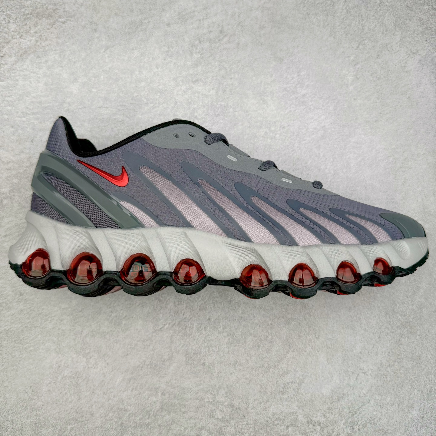 图片[16]-NK Air Max DN8 全掌科技气垫缓震运动跑鞋 DN8的核心亮点在于其八腔气垫结构 根据不同部位设定的气压值专为行走设计 提供卓越的舒适感 鞋面的设计让人联想到上世纪90年代末至2000年代初的多款Air Max 中底上系列圆形孔洞引发了热议 不少人将其与竞争品牌的缓震技术进行比较 例如K-SWISS 2010年代初推出的Tubes技 及以多孔鞋底闻名的品牌 尺码：36 36.5 37.5 38 38.5 39 40 40.5 41 42 42.5 43 44 44.5 45-选品中心