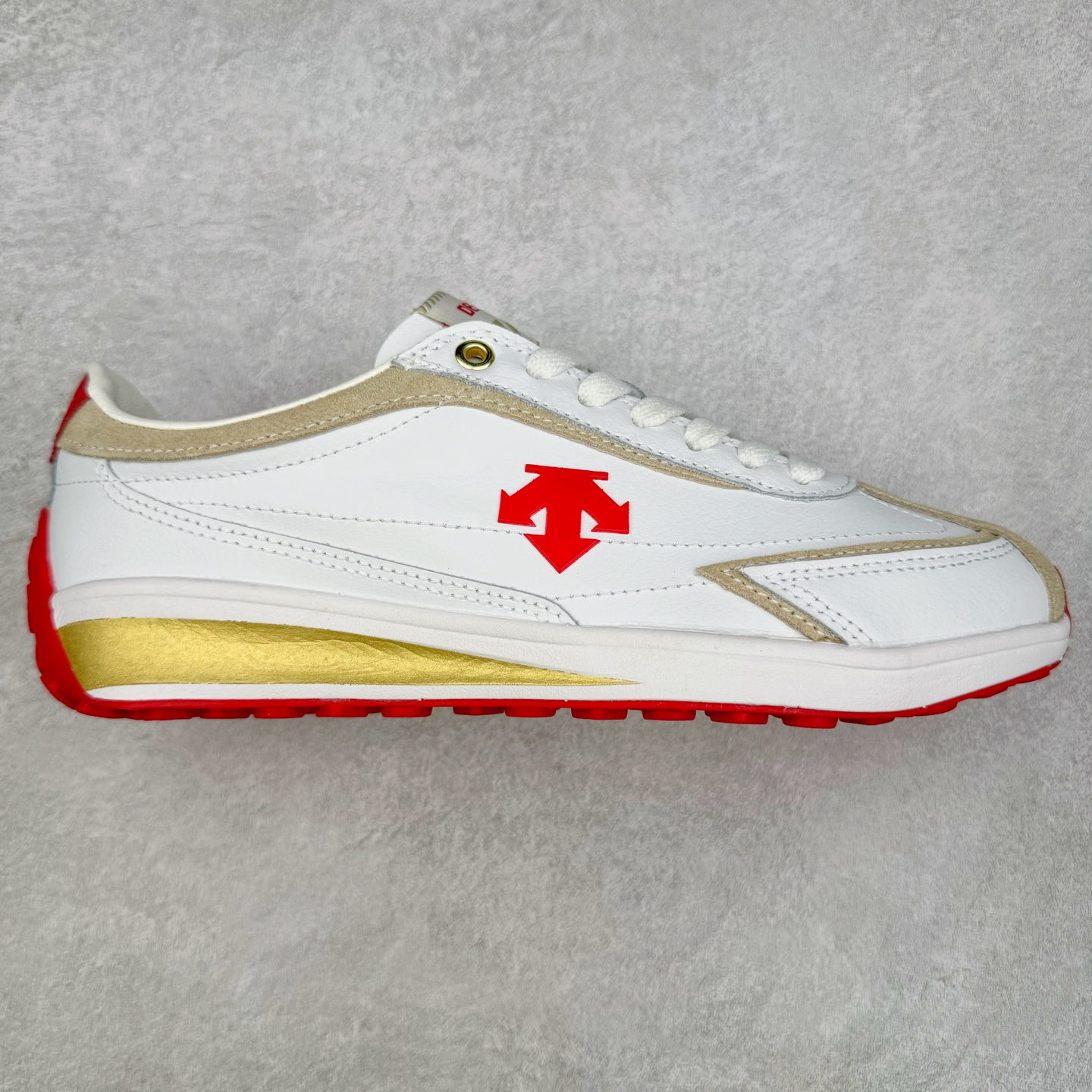 DESCENTE Sport Style Chron Racer迪桑特舒适百搭防滑耐磨低帮生活休闲鞋 是一款集复古与现代于一体的低帮跑步鞋 简洁的牛皮鞋面不仅彰显出时尚的质感 还适用于多种场合的穿搭 这款鞋子的透气性能极佳 轻质弹性鞋底则提供了良好的舒适度和耐磨性 使你在行走或跑步时都能感受到脚底的柔软与支撑 尺码：36 36.5 37.5 38 38.5 39 40 40.5 41 42 42.5 43 44 44.5 45-选品中心