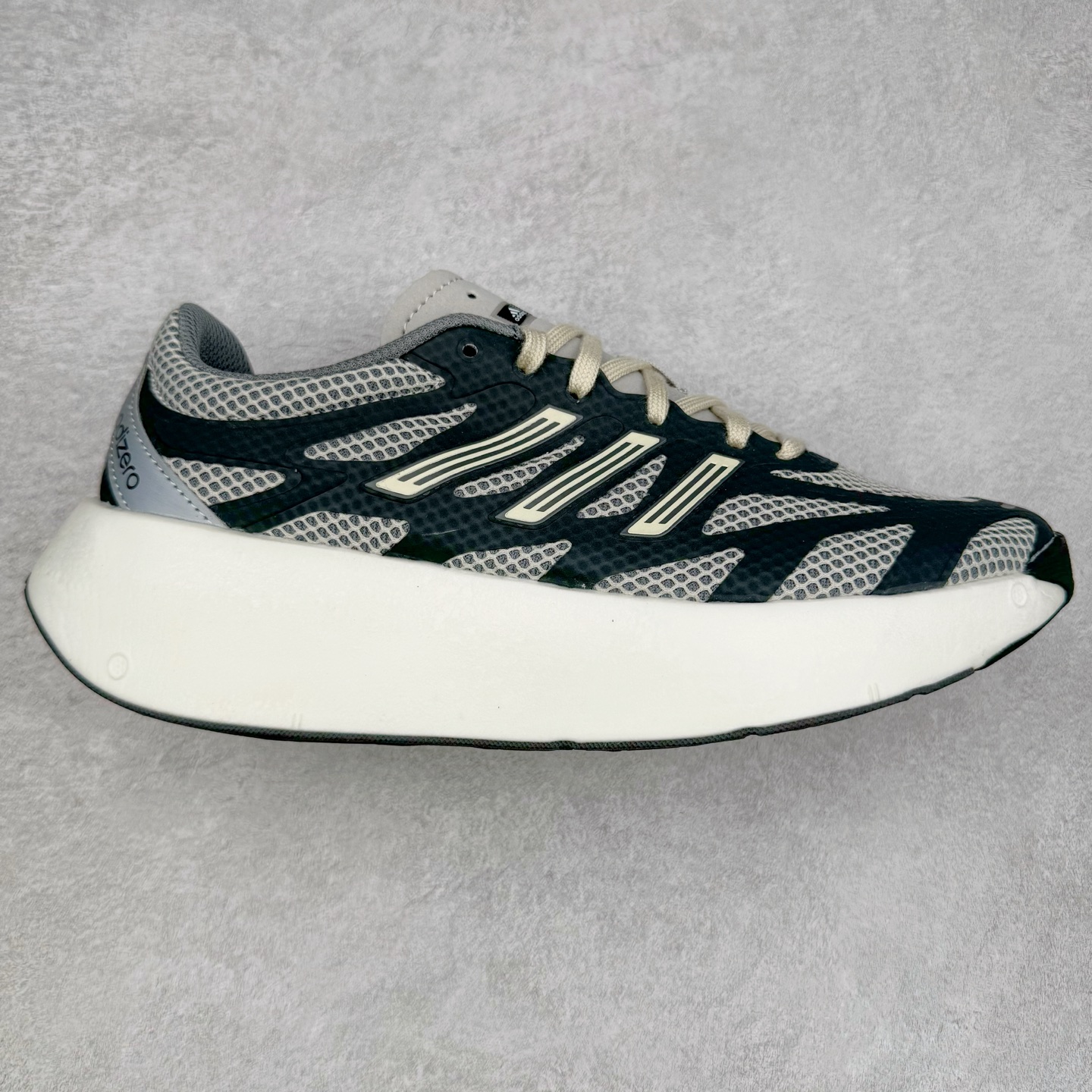 ＃福利特价 AD Adizero Aruku 全新跑鞋 以永动机为灵感的前卫造型 以及时下流行的厚底设定 让人无比期待 “Aruku” 在日文中是行走的意思 昭示了这是一双定位于大众日常训练或慢跑的鞋款 黑、白、红三色的撞色外观 搭配街头感、现代感十足的鞋面线条勾勒 格外引人注目 搭配丰沛的全新 Swirlfoam 泡棉厚底 虽然不像顶级竞速跑鞋那般极致 但也将日常舒适和时尚颜值平衡到位 尺码：36 36.5 37.5 38 38.5 39 40 40.5 41 42 42.5 43 44 44.5 45 46-选品中心