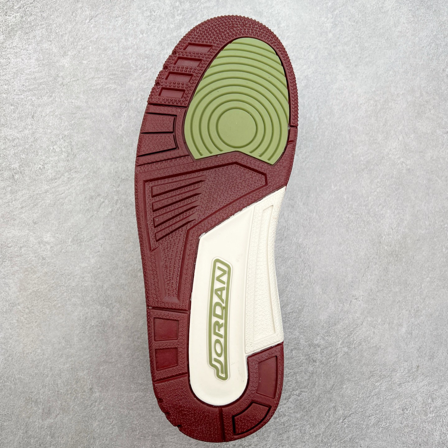 图片[9]-＃PP特价福利 Air Jordan Legacy AJ312 复古篮球鞋 鞋身采用了皮革材质打造 横跨鞋面的魔术贴十分吸睛 侧面的Swoosh Logo的一部分被鞋面遮挡了一部分 颇具玩味 魔术贴上标有NK标识 而鞋舌上是Jordan的经典红色飞翼Logo 后跟和鞋底均采用了AJ3的设计 后跟上同样也使用了经典的爆裂纹图案 尺码：36 36.5 37.5 38 38.5 39 40 40.5 41 42 42.5 43 44 44.5 45 46 47.5-选品中心