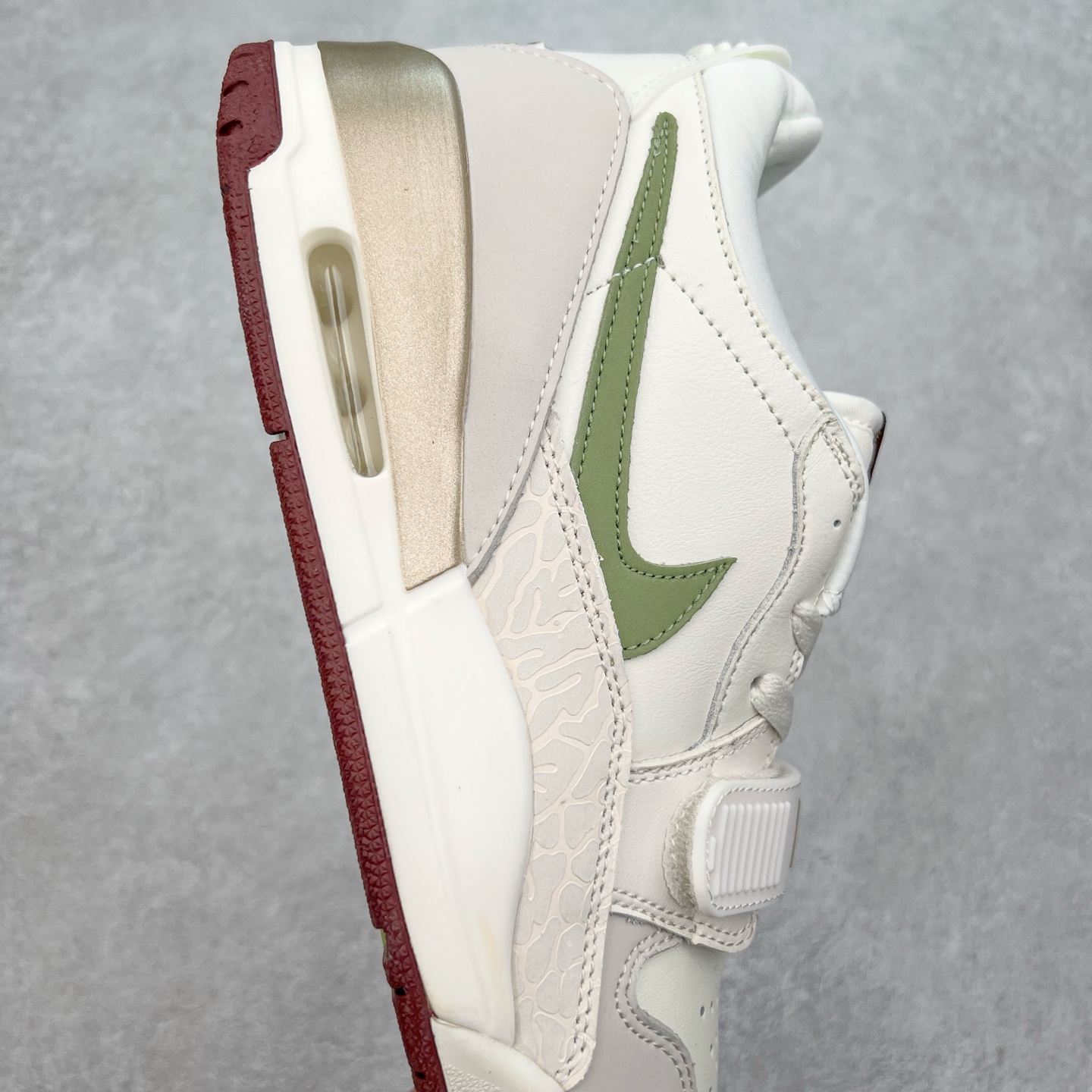 图片[6]-＃PP特价福利 Air Jordan Legacy AJ312 复古篮球鞋 鞋身采用了皮革材质打造 横跨鞋面的魔术贴十分吸睛 侧面的Swoosh Logo的一部分被鞋面遮挡了一部分 颇具玩味 魔术贴上标有NK标识 而鞋舌上是Jordan的经典红色飞翼Logo 后跟和鞋底均采用了AJ3的设计 后跟上同样也使用了经典的爆裂纹图案 尺码：36 36.5 37.5 38 38.5 39 40 40.5 41 42 42.5 43 44 44.5 45 46 47.5-选品中心