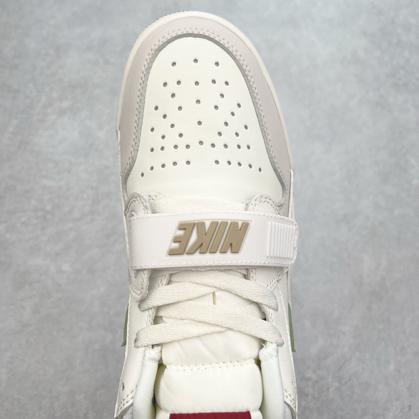 图片[4]-＃PP特价福利 Air Jordan Legacy AJ312 复古篮球鞋 鞋身采用了皮革材质打造 横跨鞋面的魔术贴十分吸睛 侧面的Swoosh Logo的一部分被鞋面遮挡了一部分 颇具玩味 魔术贴上标有NK标识 而鞋舌上是Jordan的经典红色飞翼Logo 后跟和鞋底均采用了AJ3的设计 后跟上同样也使用了经典的爆裂纹图案 尺码：36 36.5 37.5 38 38.5 39 40 40.5 41 42 42.5 43 44 44.5 45 46 47.5-选品中心