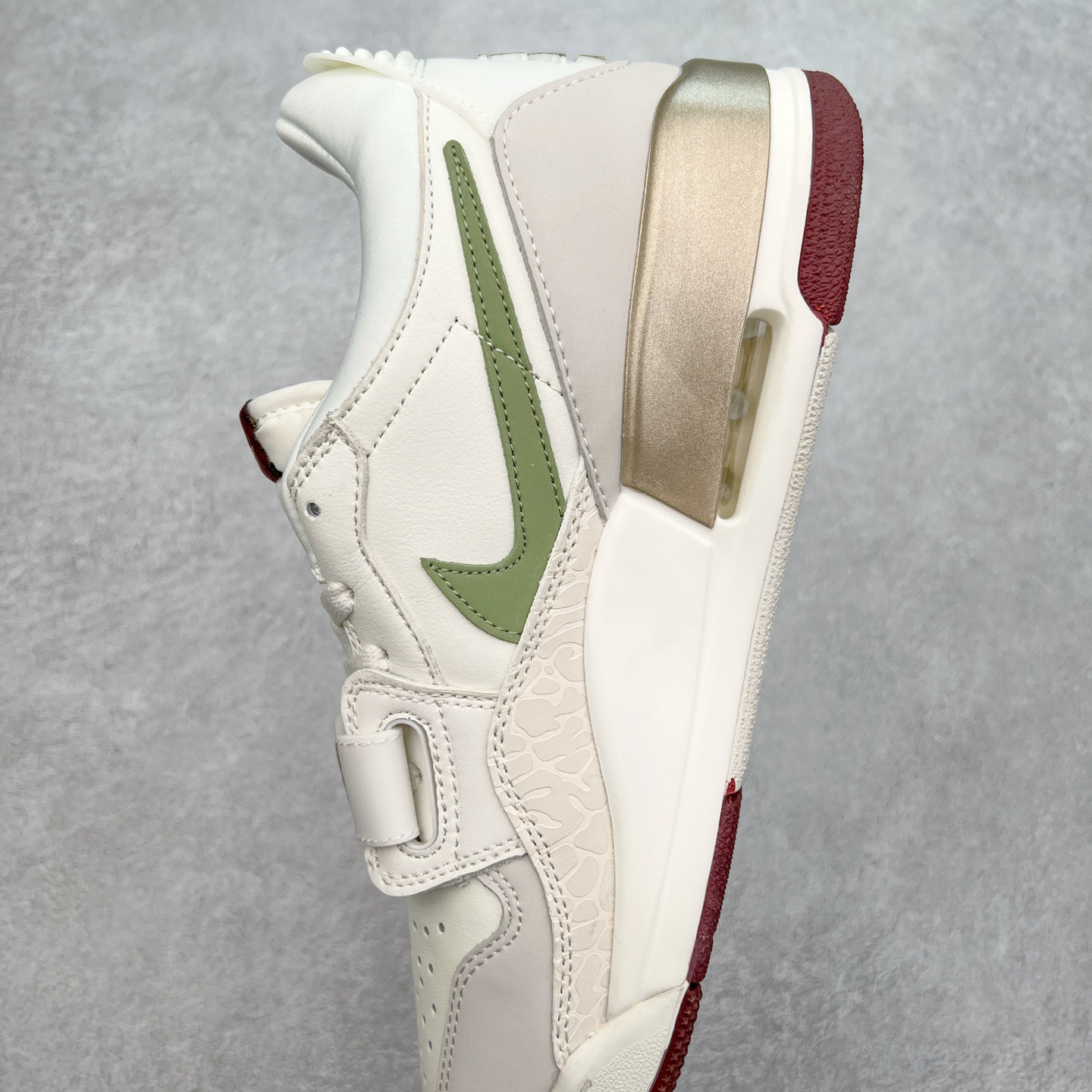 图片[7]-＃PP特价福利 Air Jordan Legacy AJ312 复古篮球鞋 鞋身采用了皮革材质打造 横跨鞋面的魔术贴十分吸睛 侧面的Swoosh Logo的一部分被鞋面遮挡了一部分 颇具玩味 魔术贴上标有NK标识 而鞋舌上是Jordan的经典红色飞翼Logo 后跟和鞋底均采用了AJ3的设计 后跟上同样也使用了经典的爆裂纹图案 尺码：36 36.5 37.5 38 38.5 39 40 40.5 41 42 42.5 43 44 44.5 45 46 47.5-选品中心